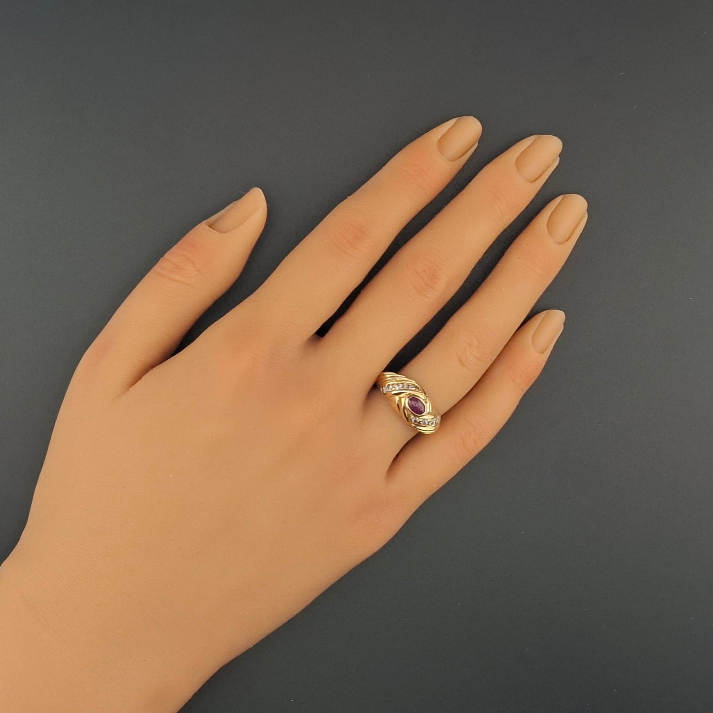 Vintage Gold 585er Ring mit Rubin Cabochon und Zirkonia