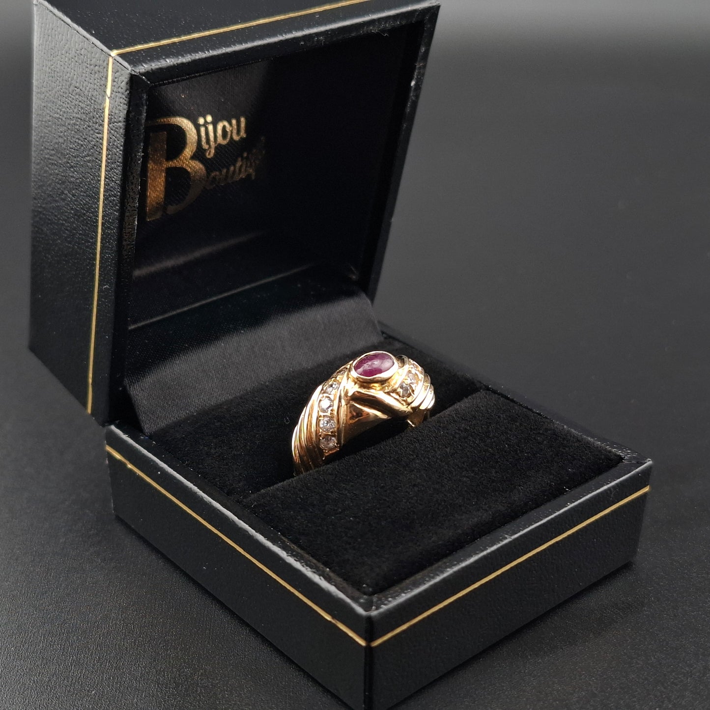 Vintage Gold 585er Ring mit Rubin Cabochon und Zirkonia