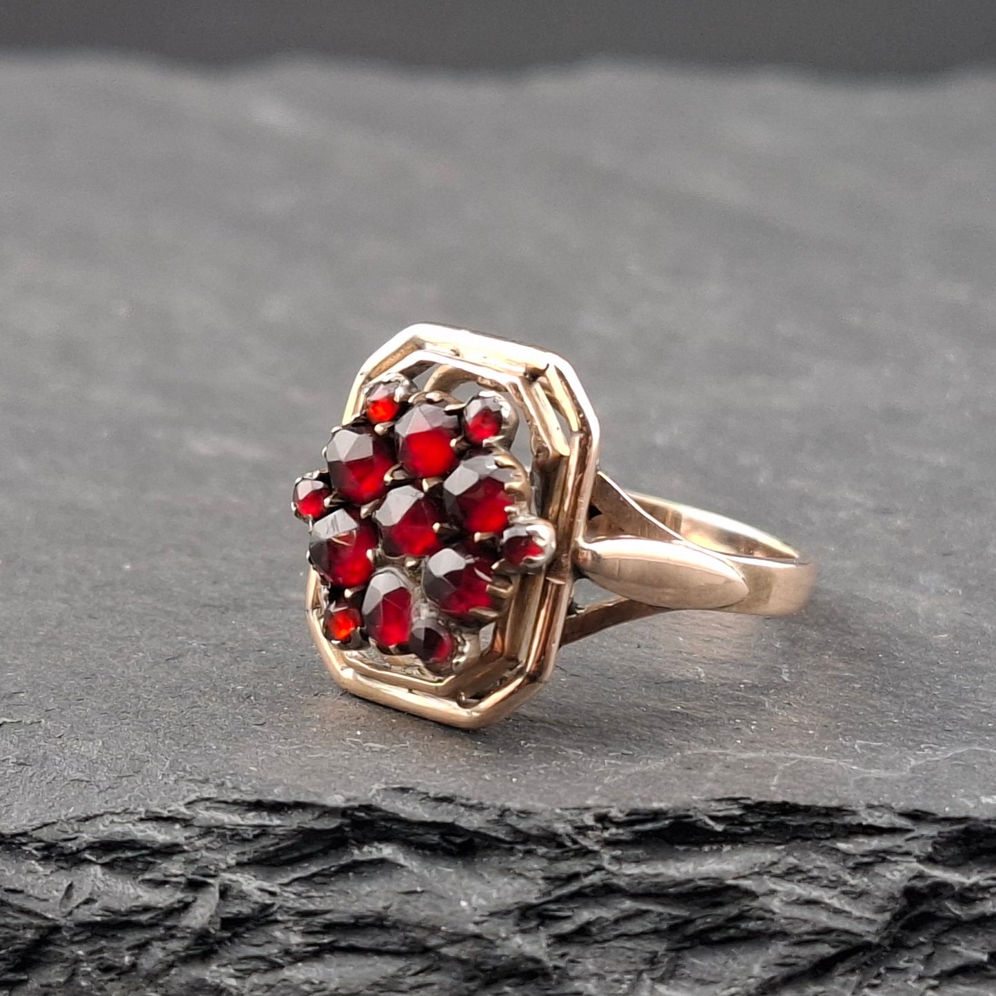 Ring Gold 333er Rotgold mit Granatstein