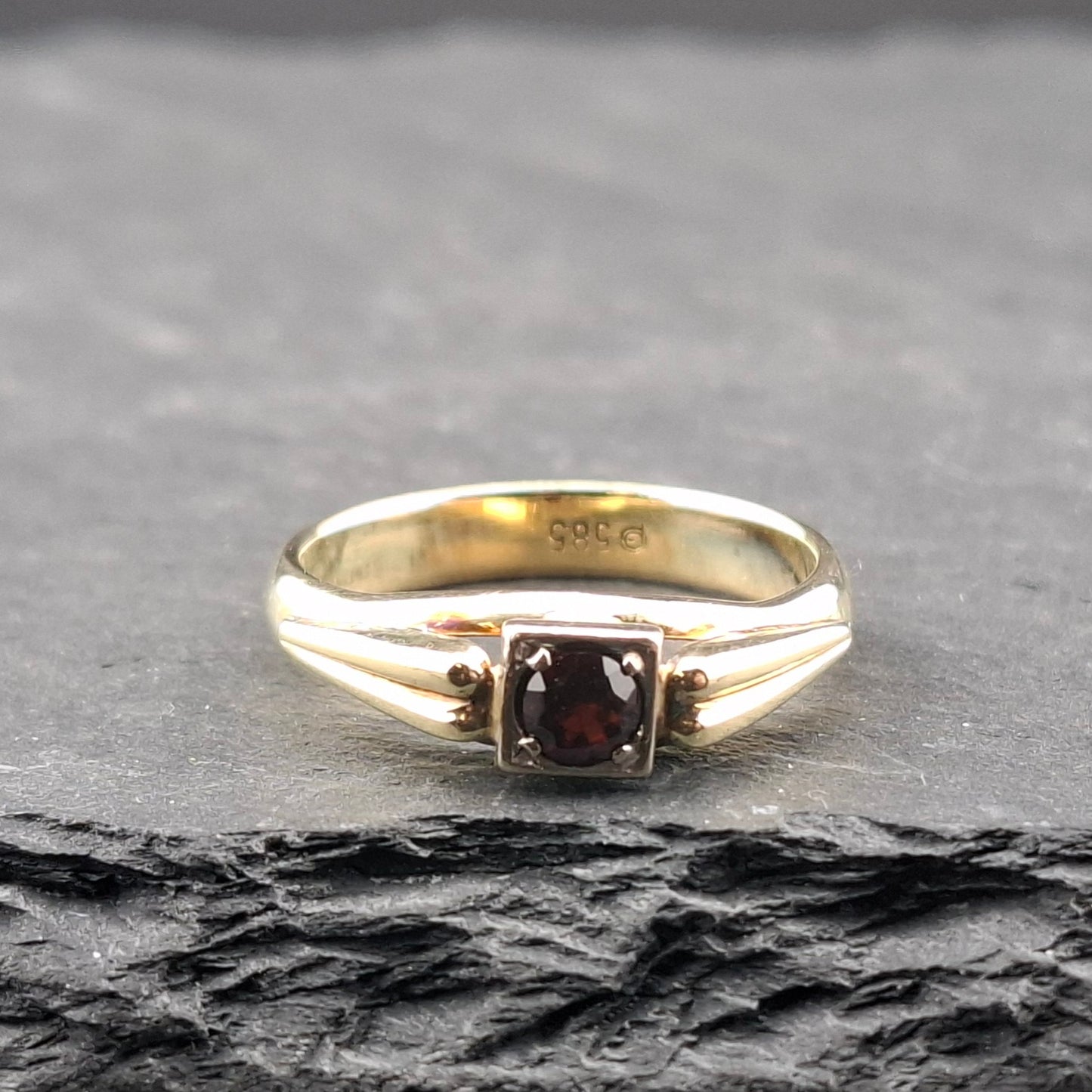 Ring Gold 585er mit Granatstein