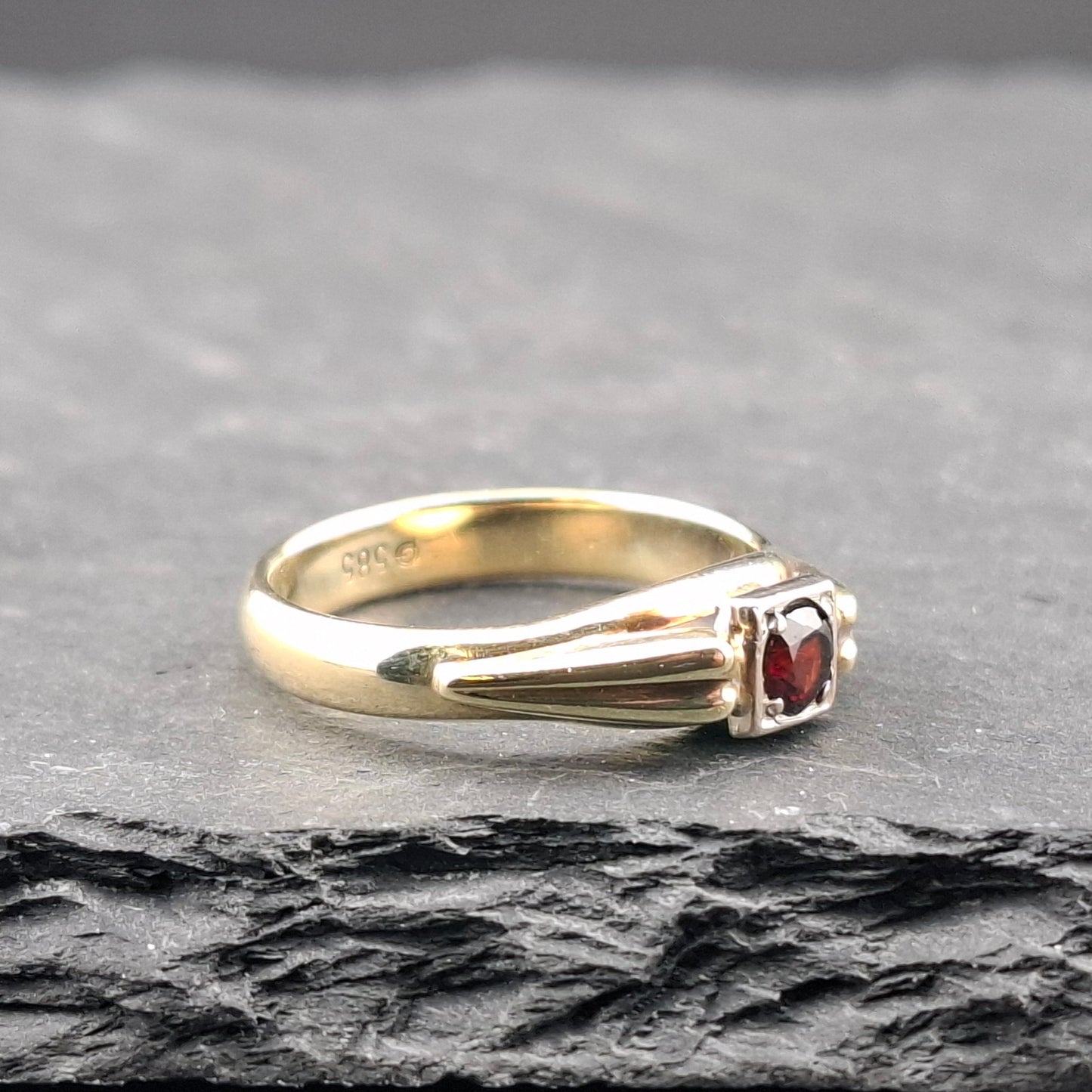 Ring Gold 585er mit Granatstein