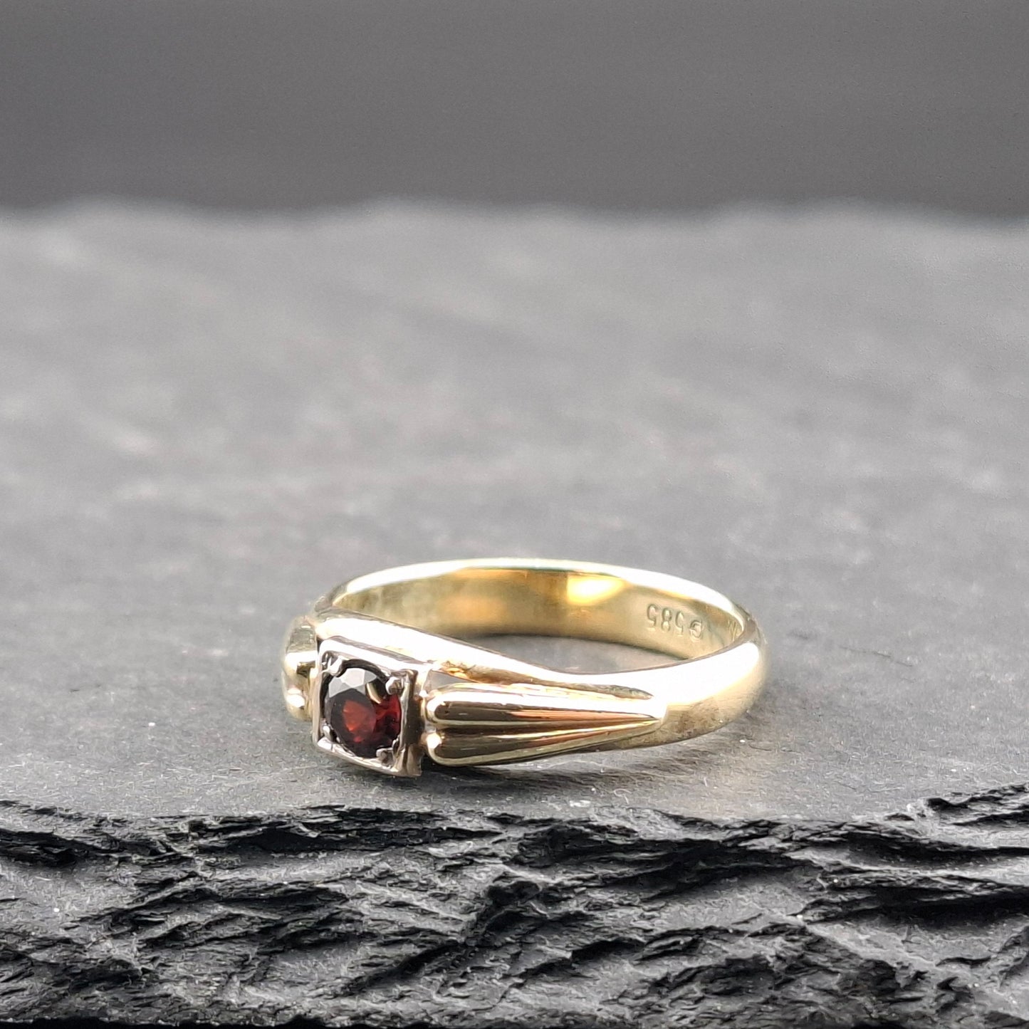 Ring Gold 585er mit Granatstein