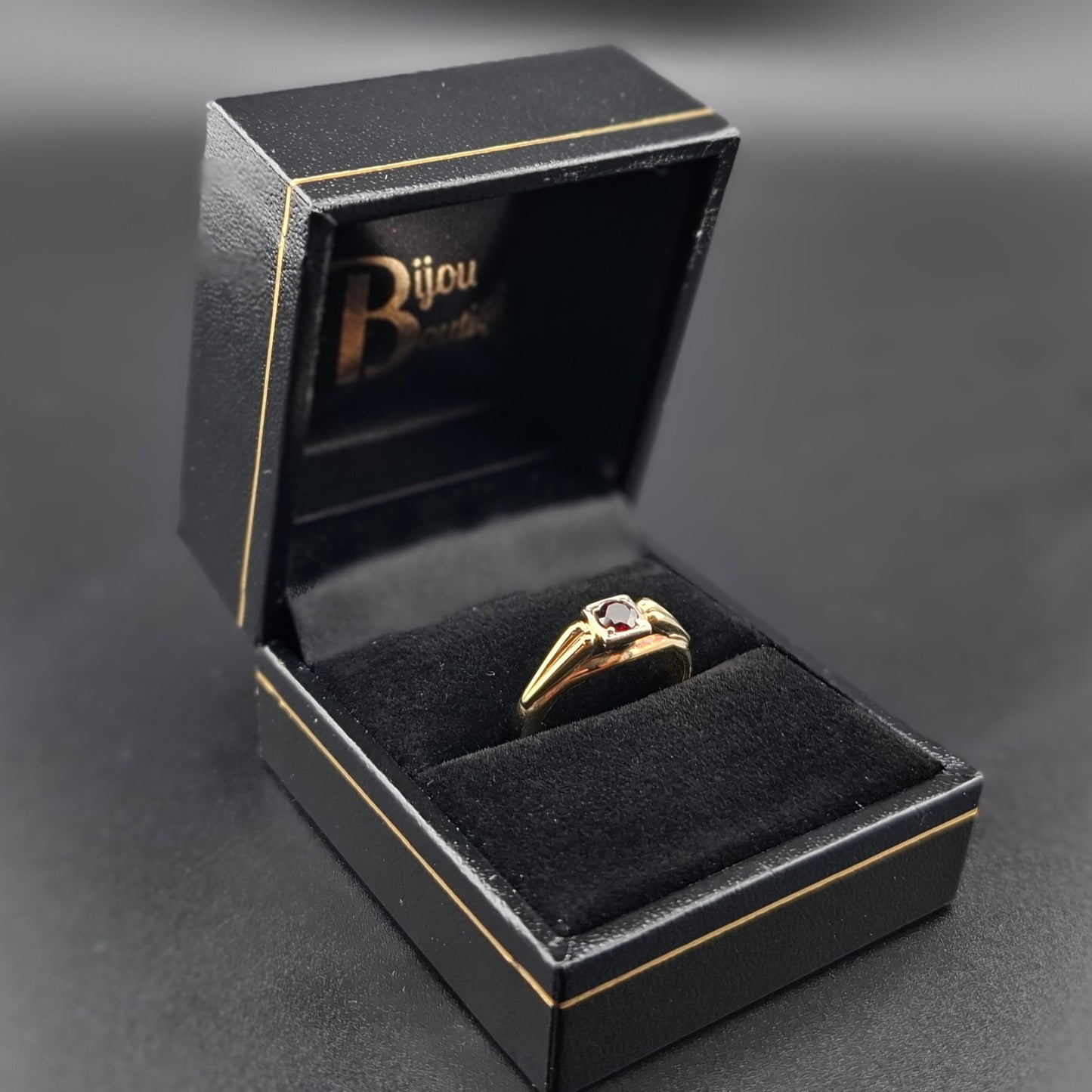 Ring Gold 585er mit Granatstein