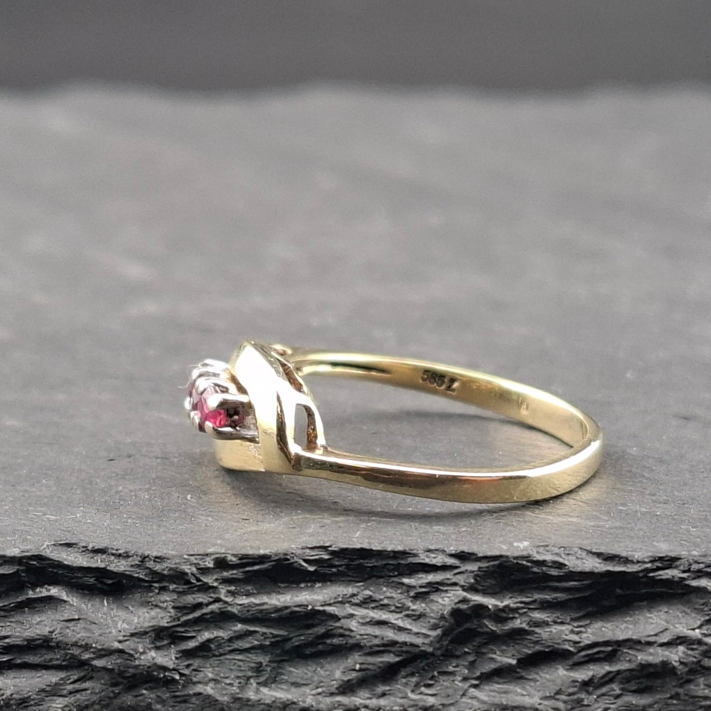 Ring Gold 585er mit Rubin Steinchen Gr. 53