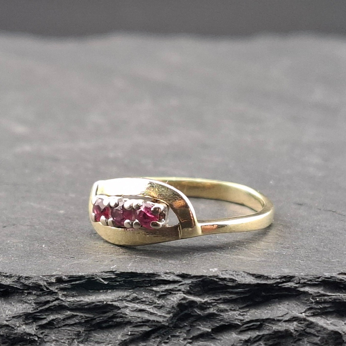 Ring Gold 585er mit Rubin Steinchen Gr. 53
