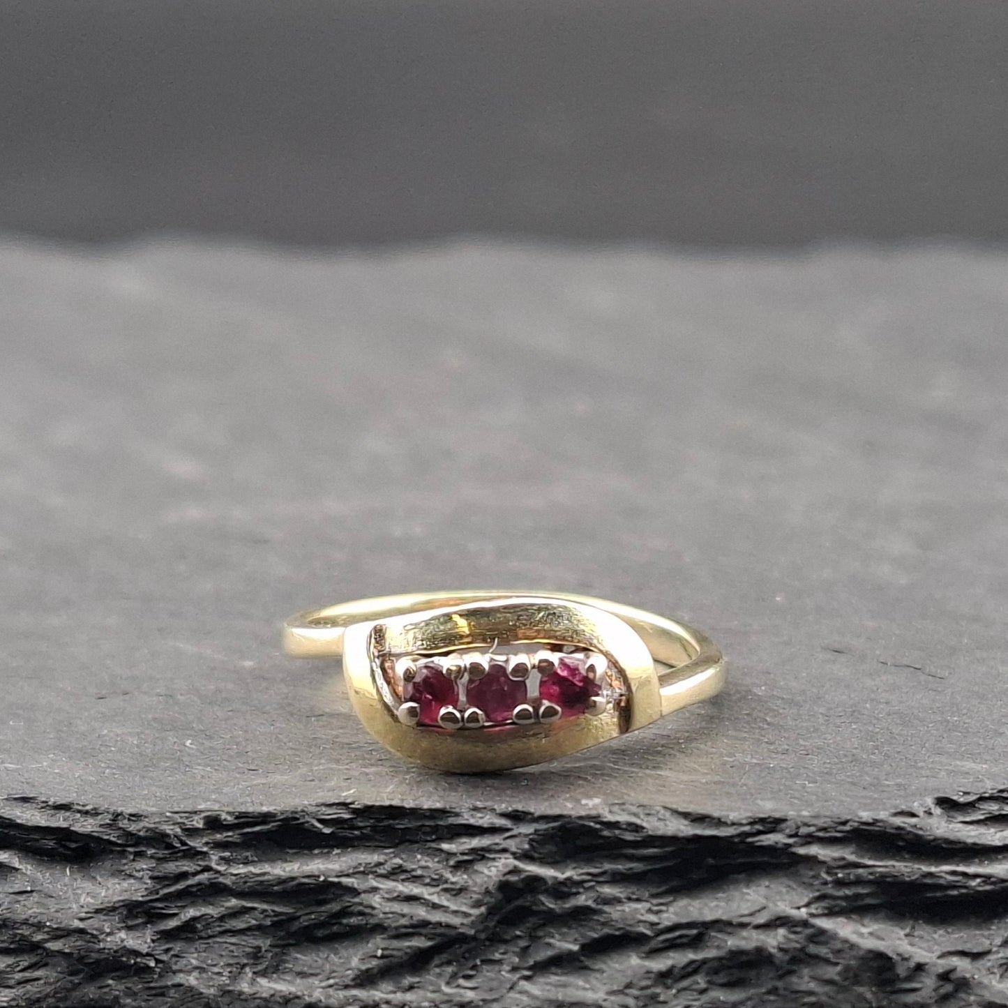 Ring Gold 585er mit Rubin Steinchen Gr. 53
