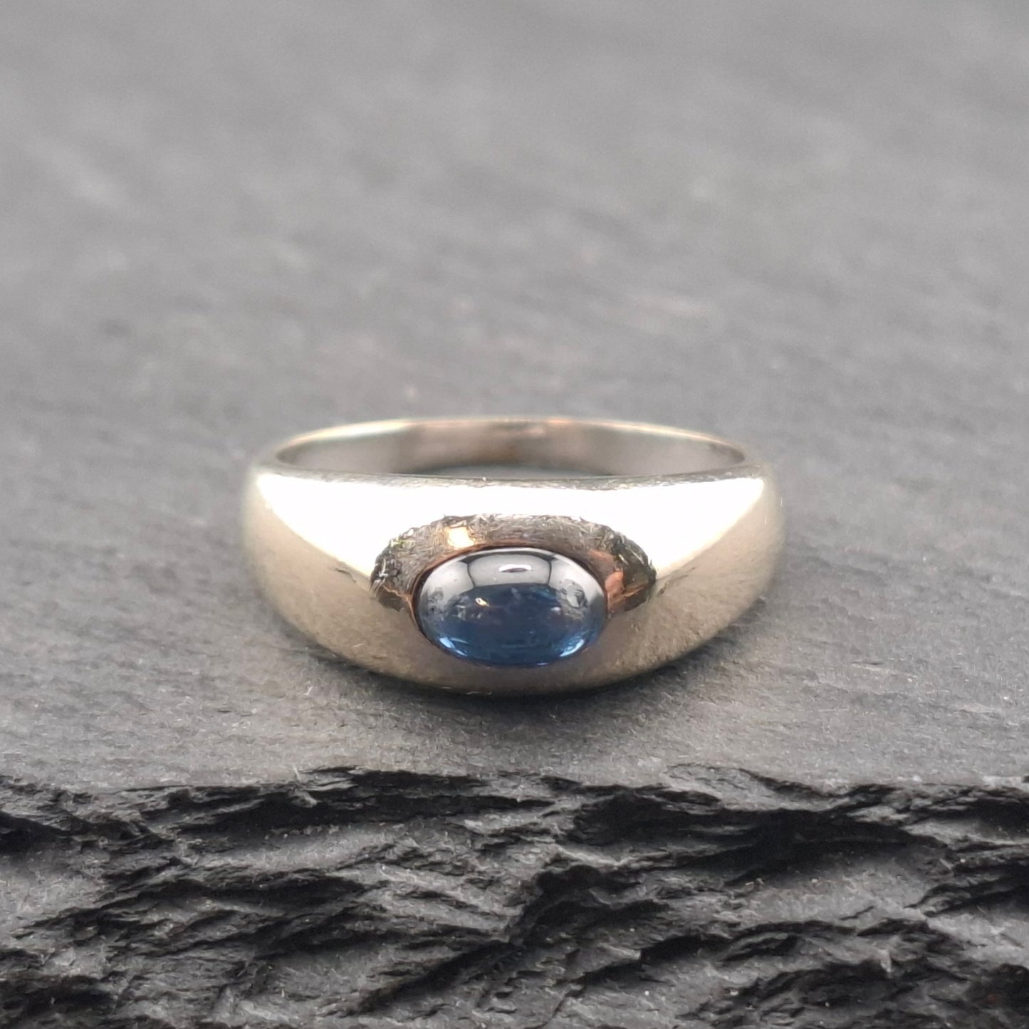 Weißgold Damenring mit Saphir Cabochon