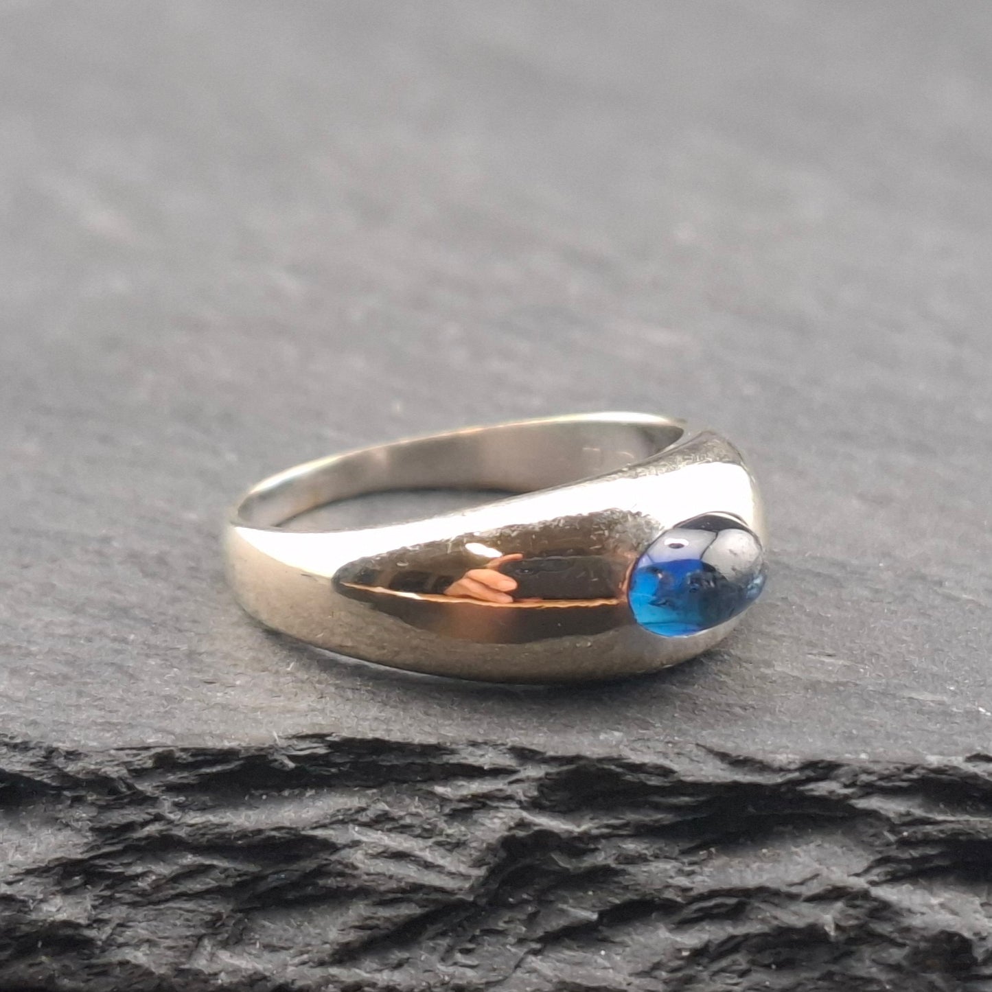 Weißgold Damenring mit Saphir Cabochon