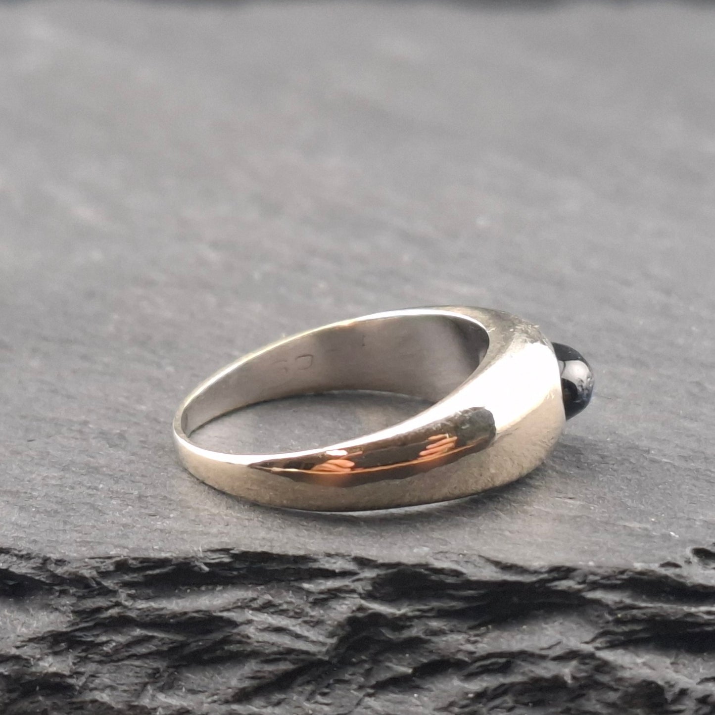 Weißgold Damenring mit Saphir Cabochon