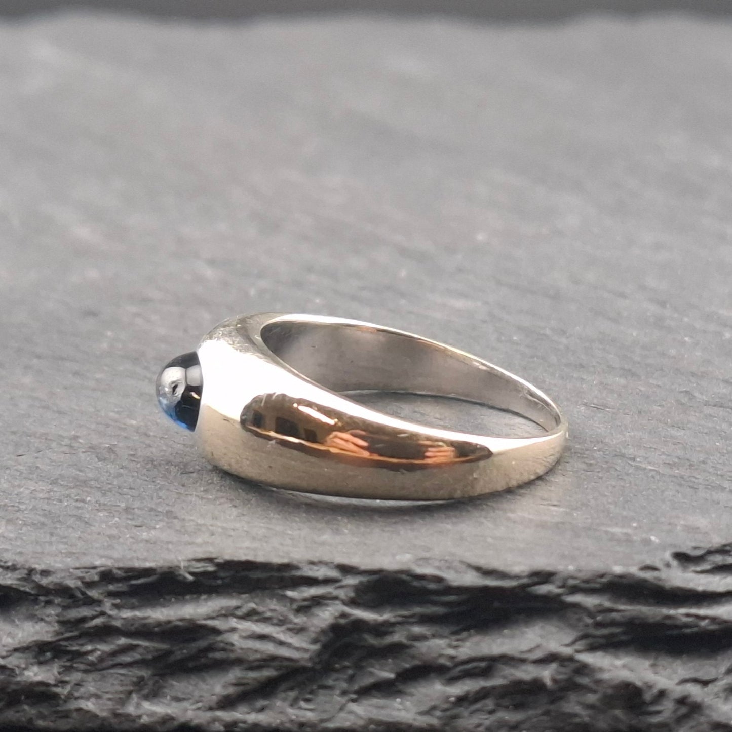 Weißgold Damenring mit Saphir Cabochon