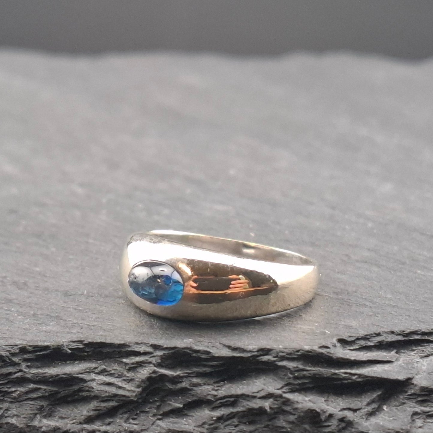 Weißgold Damenring mit Saphir Cabochon