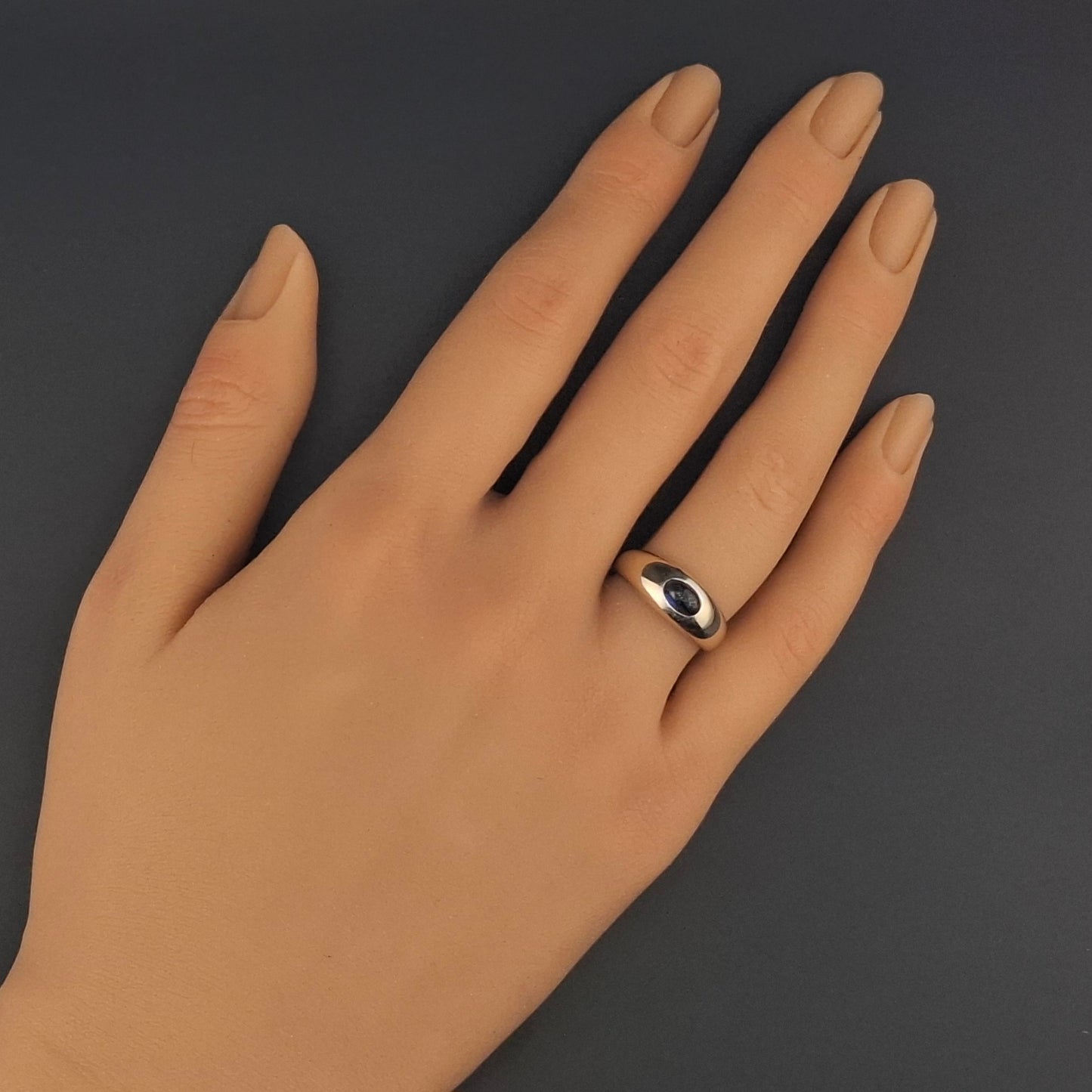 Weißgold Damenring mit Saphir Cabochon