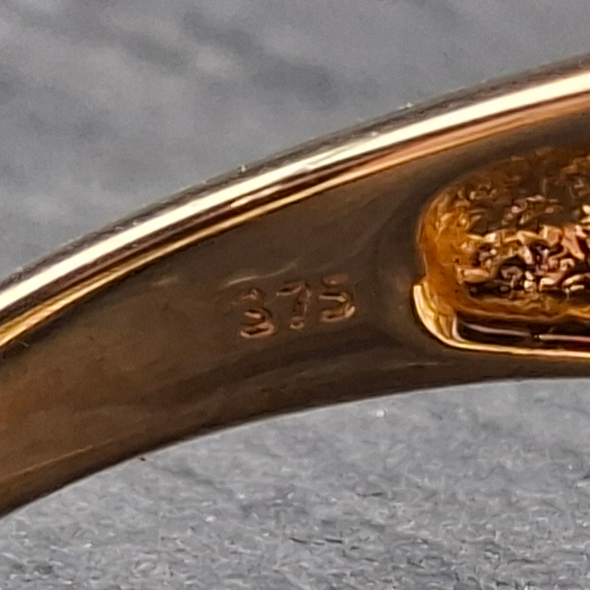 Ring Gold 375er mit Champagner Saphiren