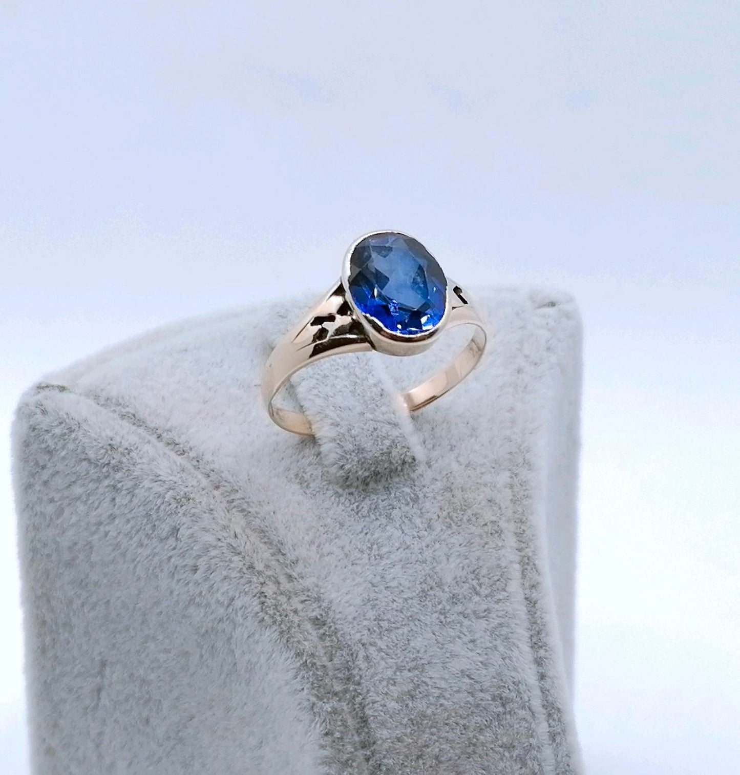 Ring Rotgold 333er mit Saphir