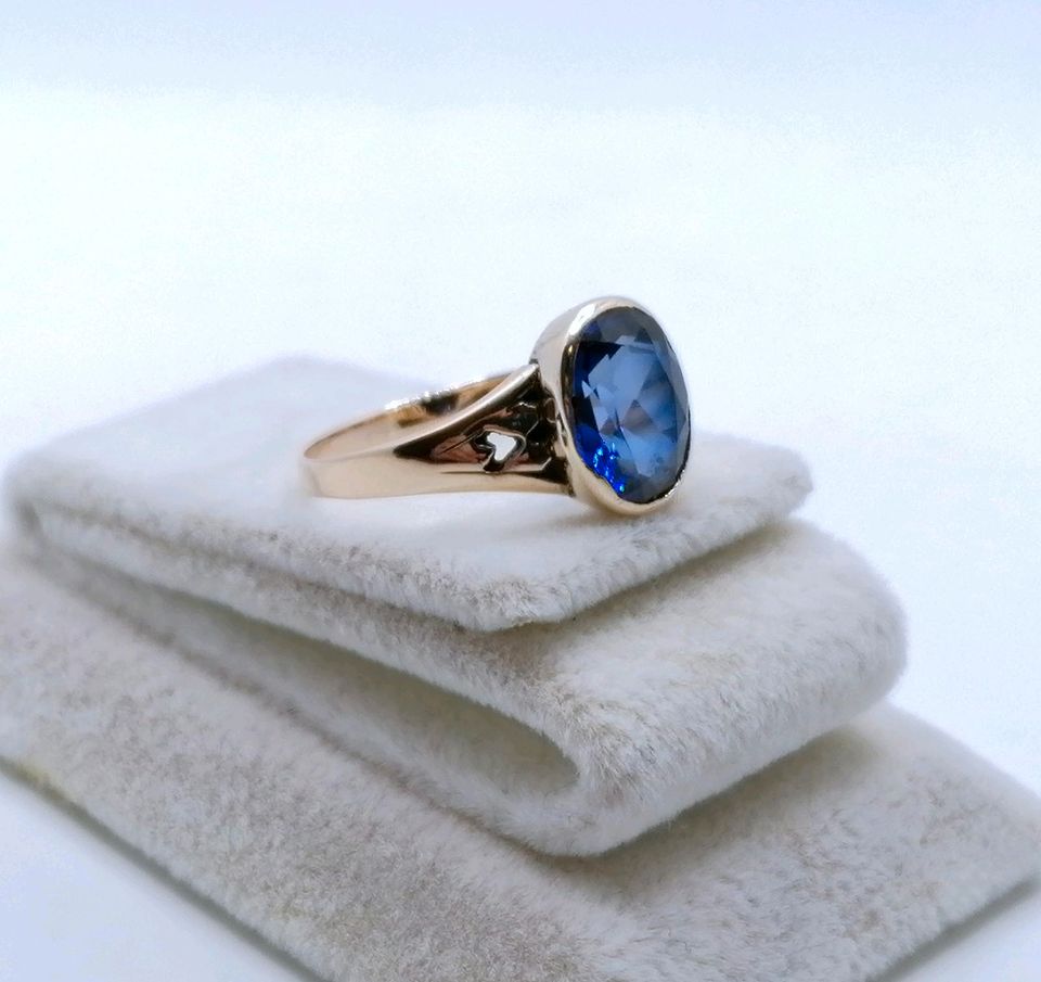 Ring Rotgold 333er mit Saphir