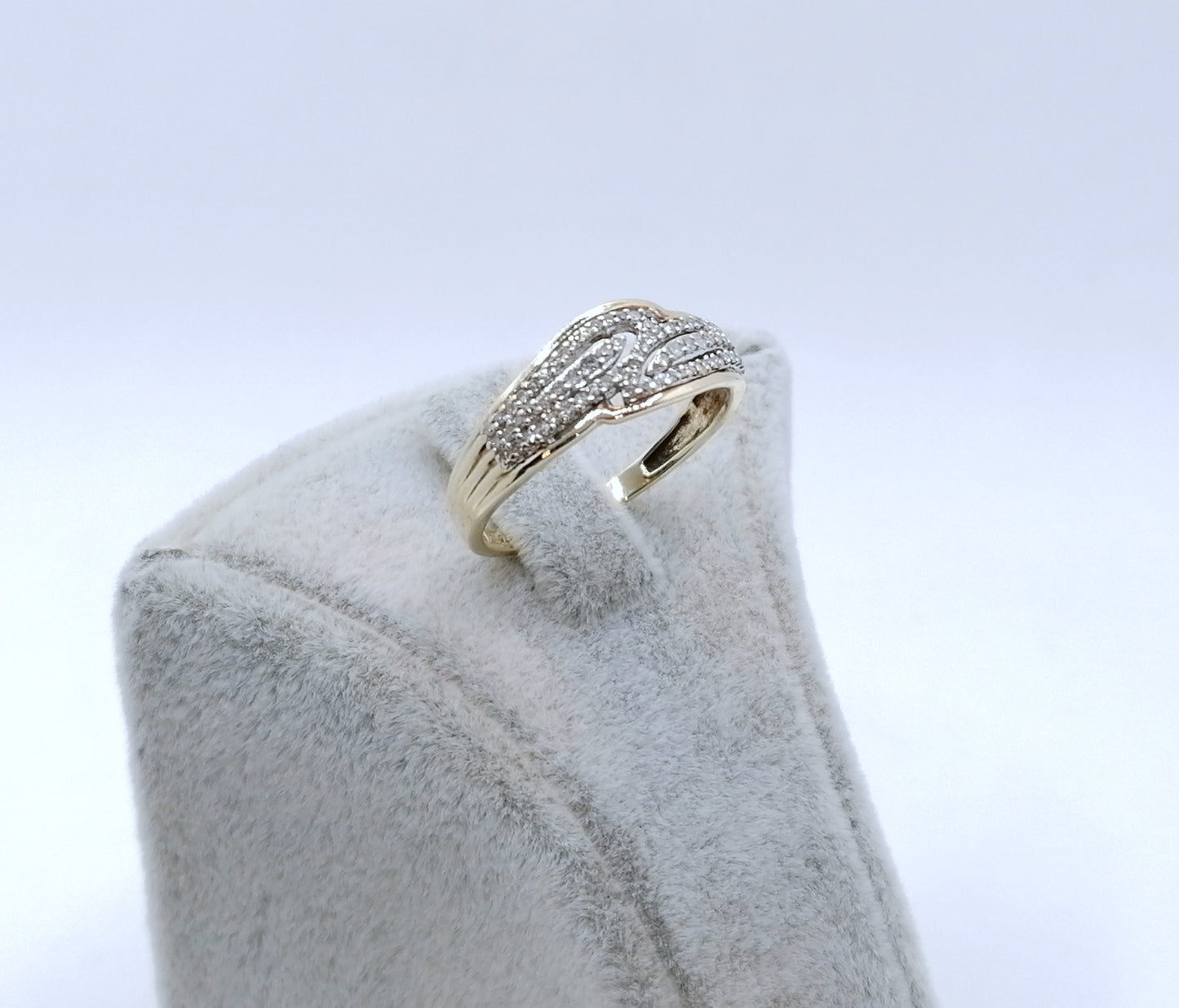 Ring Gold 375er mit funkelnden Diamantsplitter Gr. 57