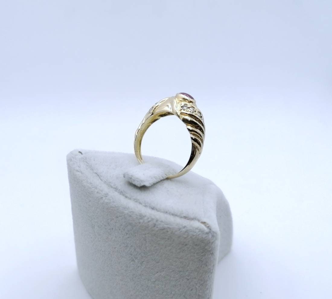 Vintage Gold 585er Ring mit Rubin Cabochon und Zirkonia