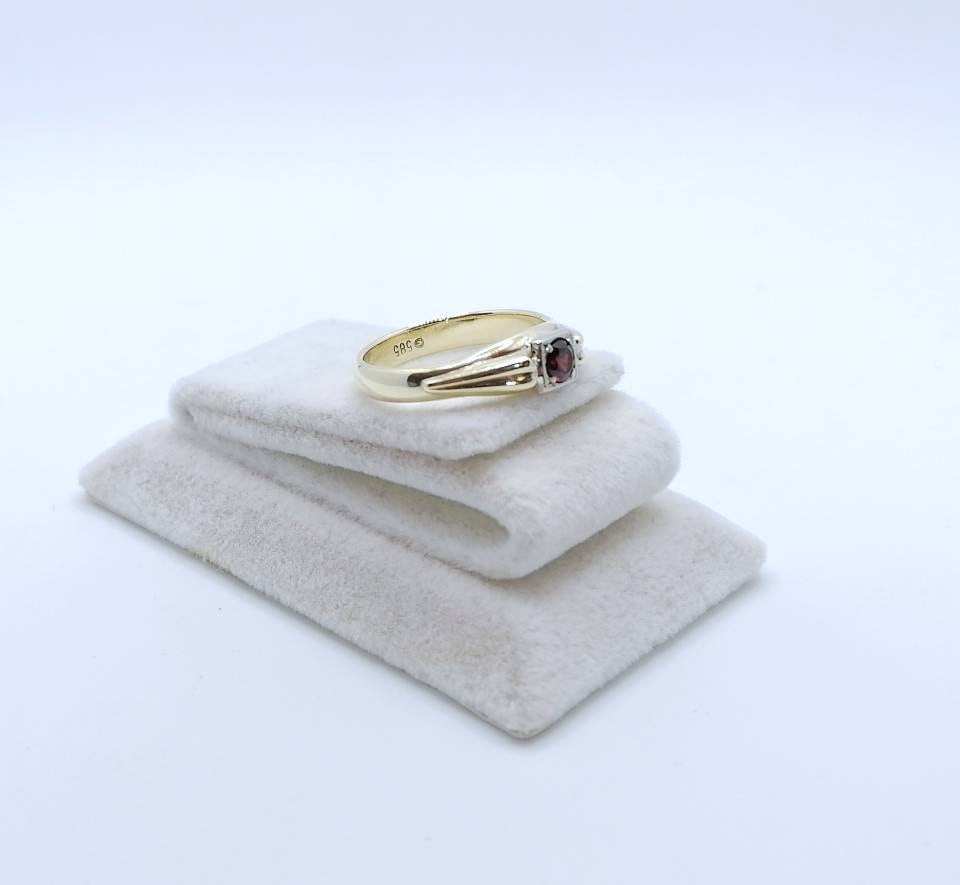 Ring Gold 585er mit Granatstein