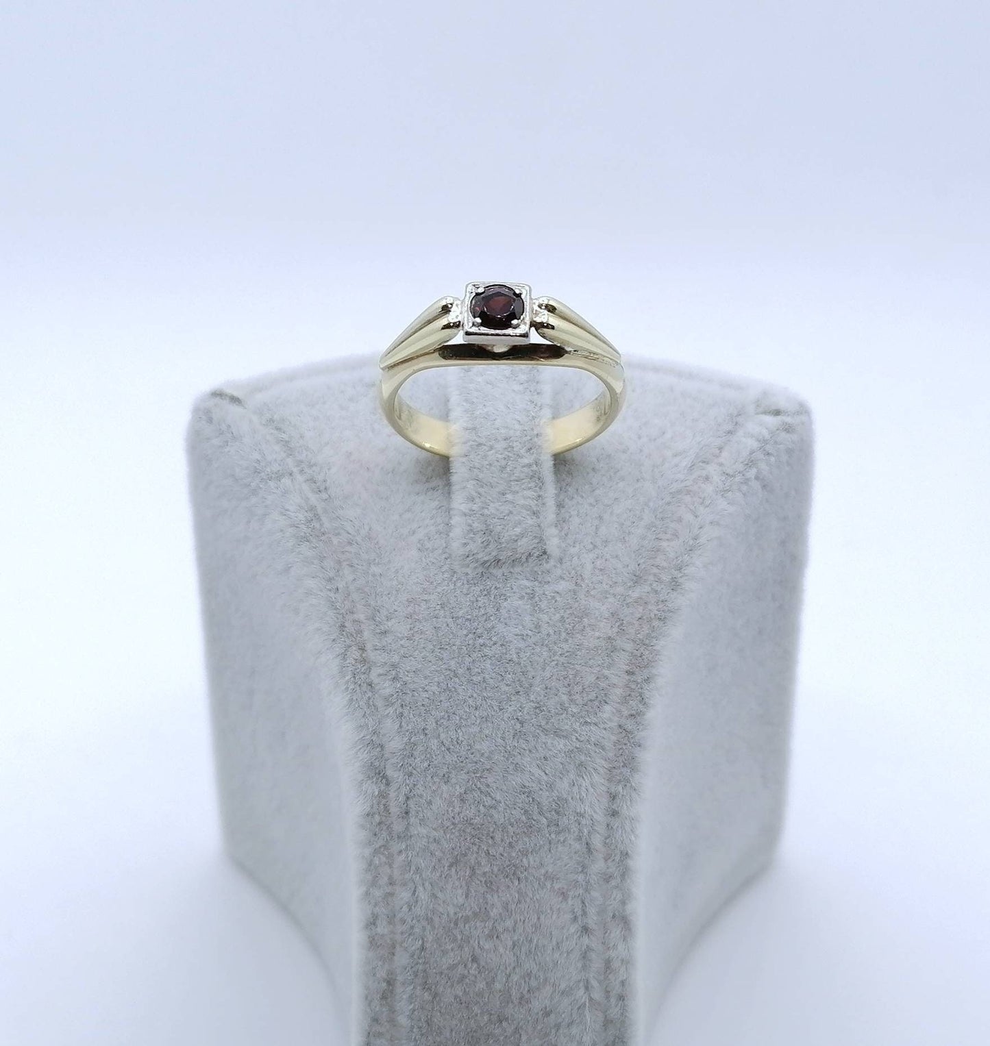 Ring Gold 585er mit Granatstein