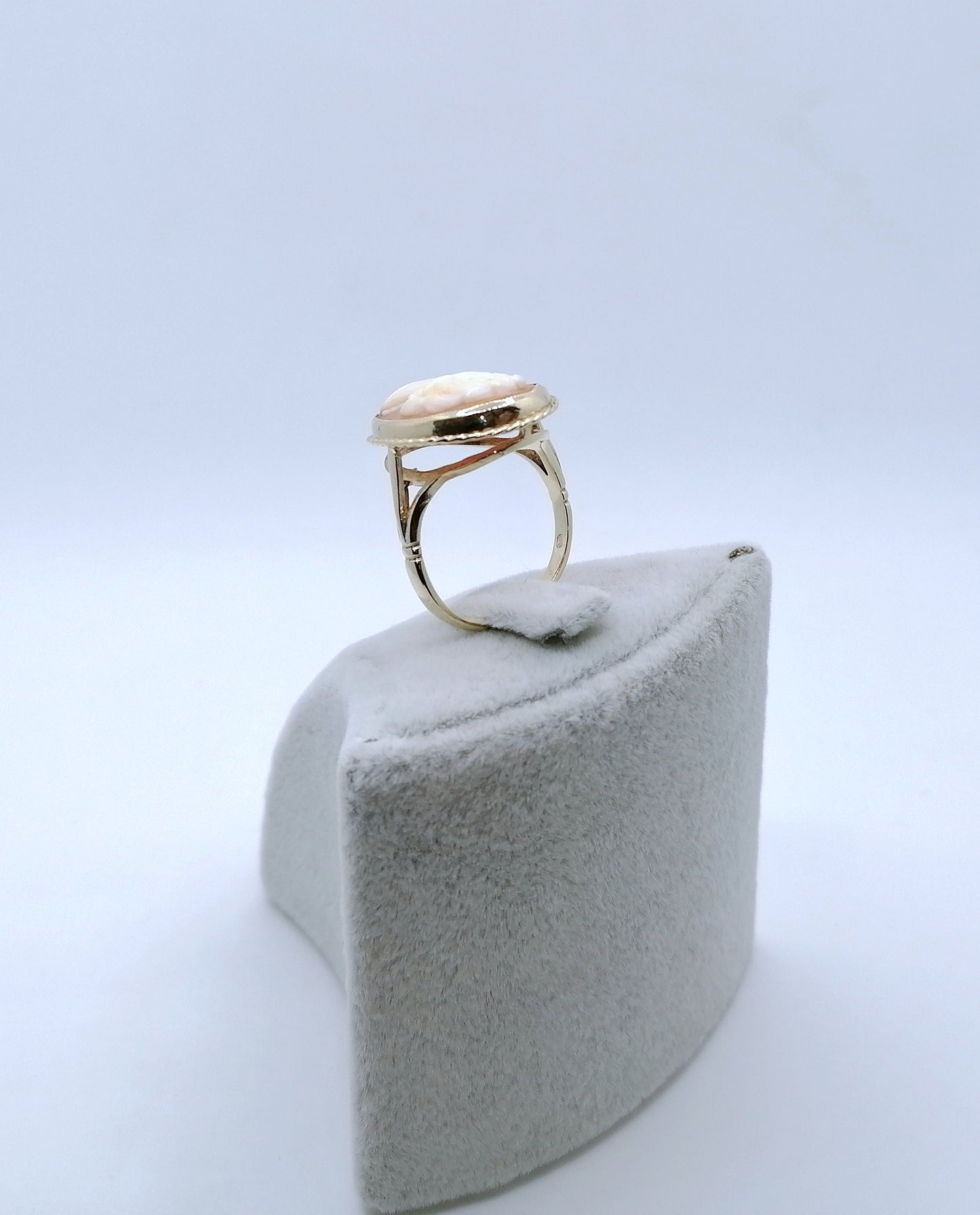 Vintage 1976 Gold Gemme Ring London