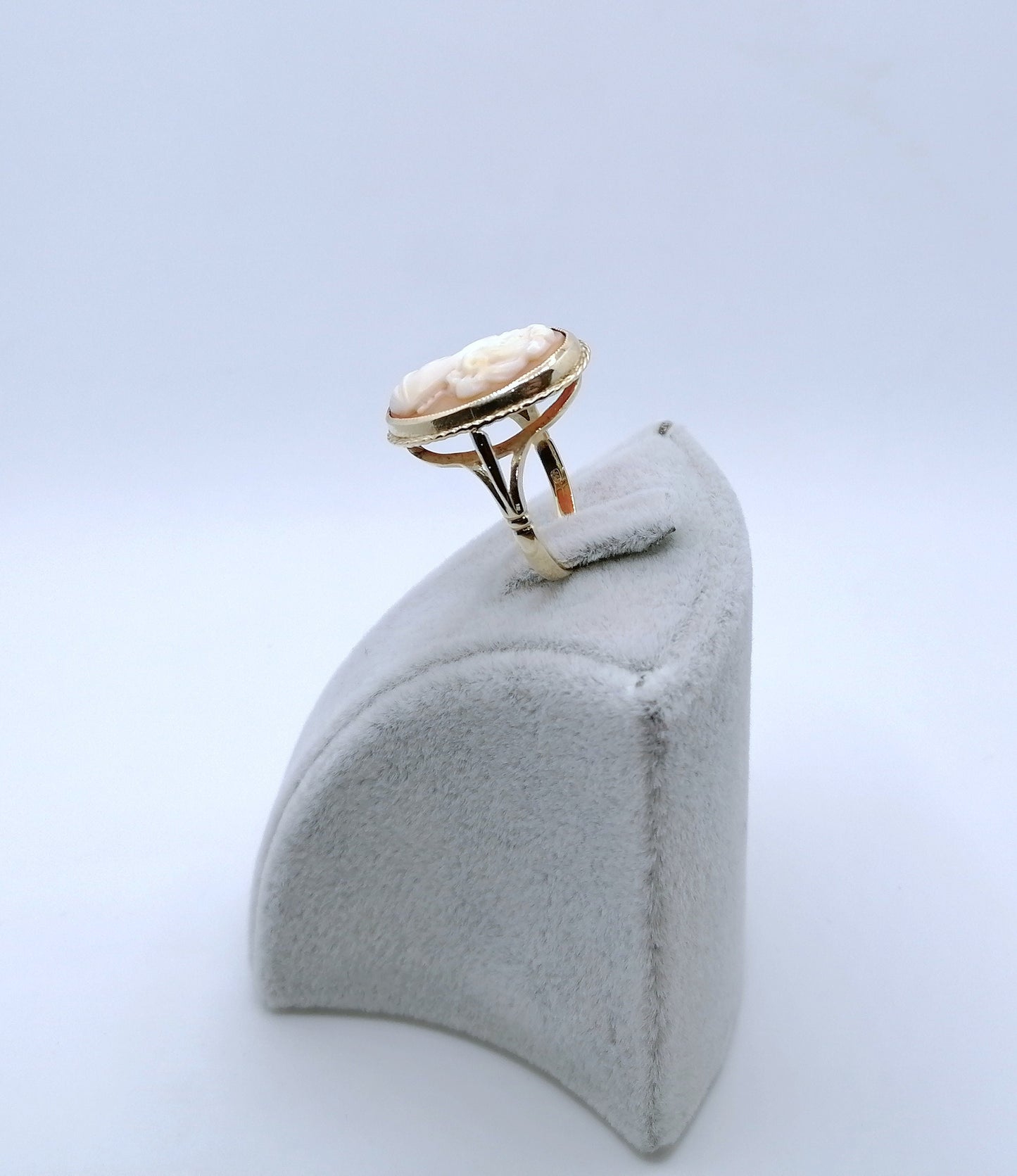 Vintage 1976 Gold Gemme Ring London