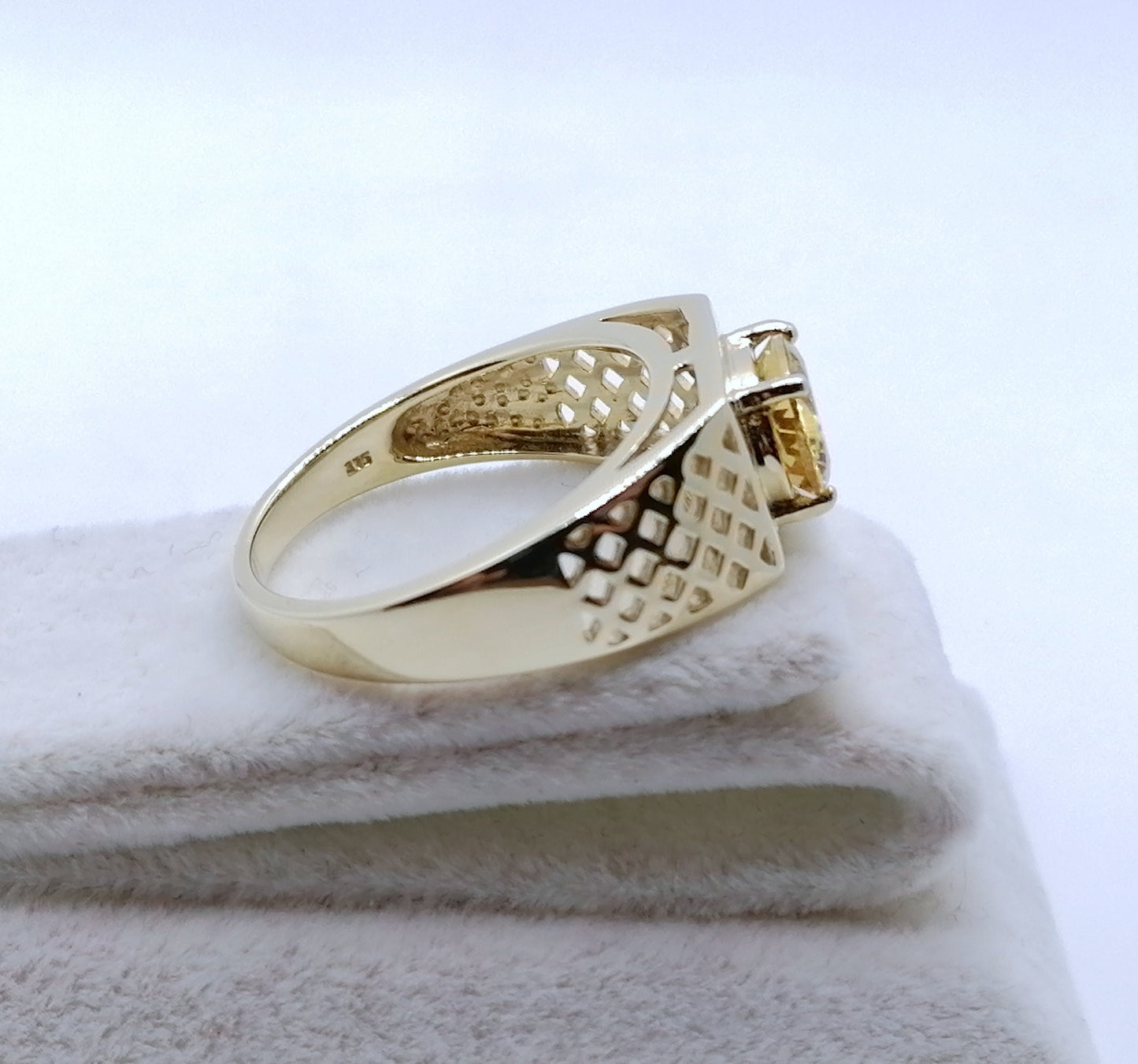 Ring Gold 375er mit Danburit