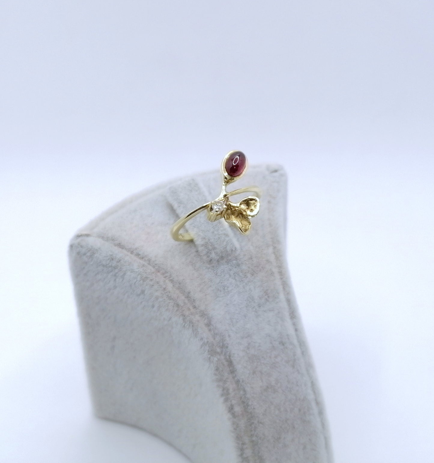Ring Gold Tourmalin Cabochon und Brillanten Gr. 57