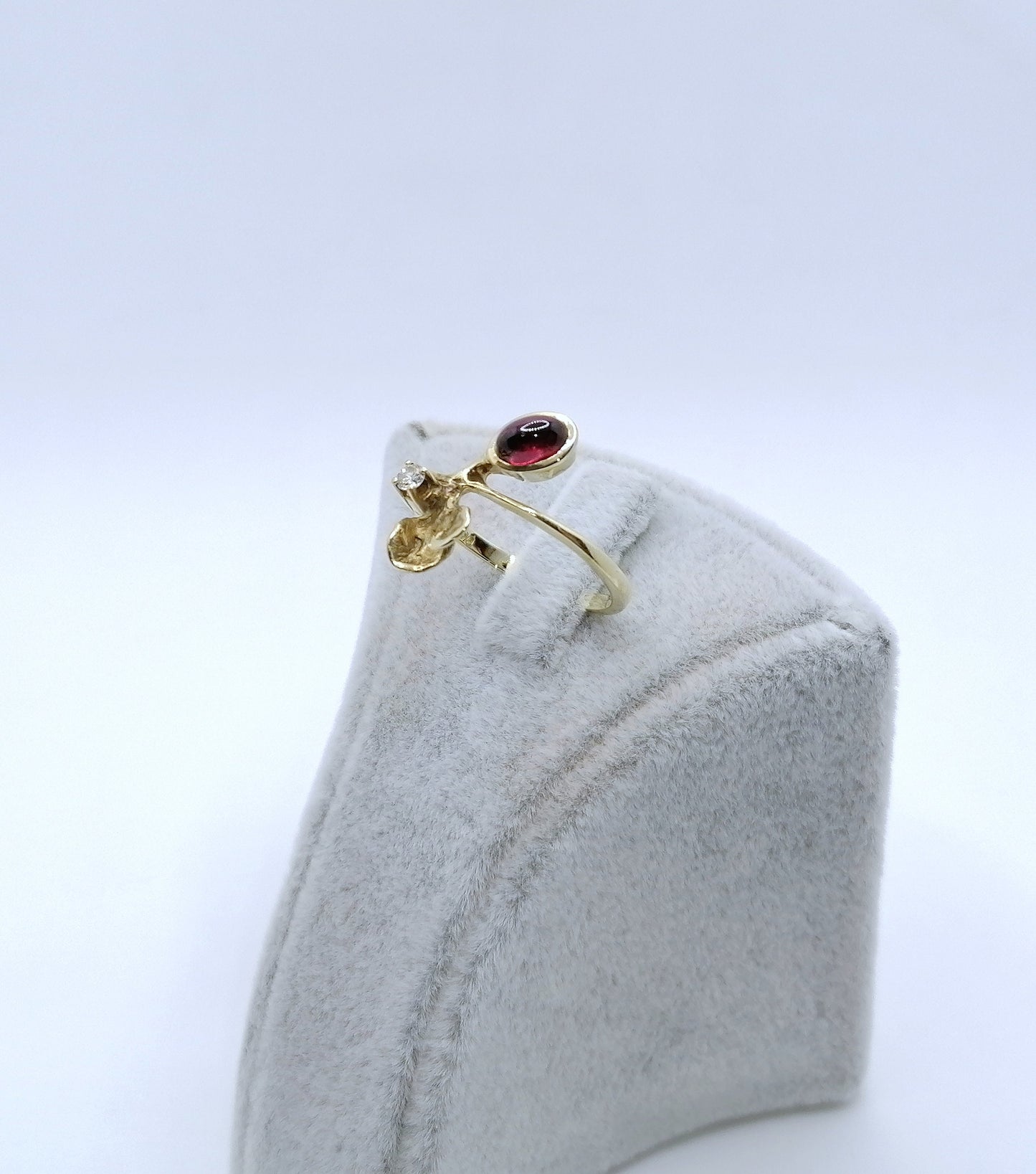 Ring Gold Tourmalin Cabochon und Brillanten Gr. 57