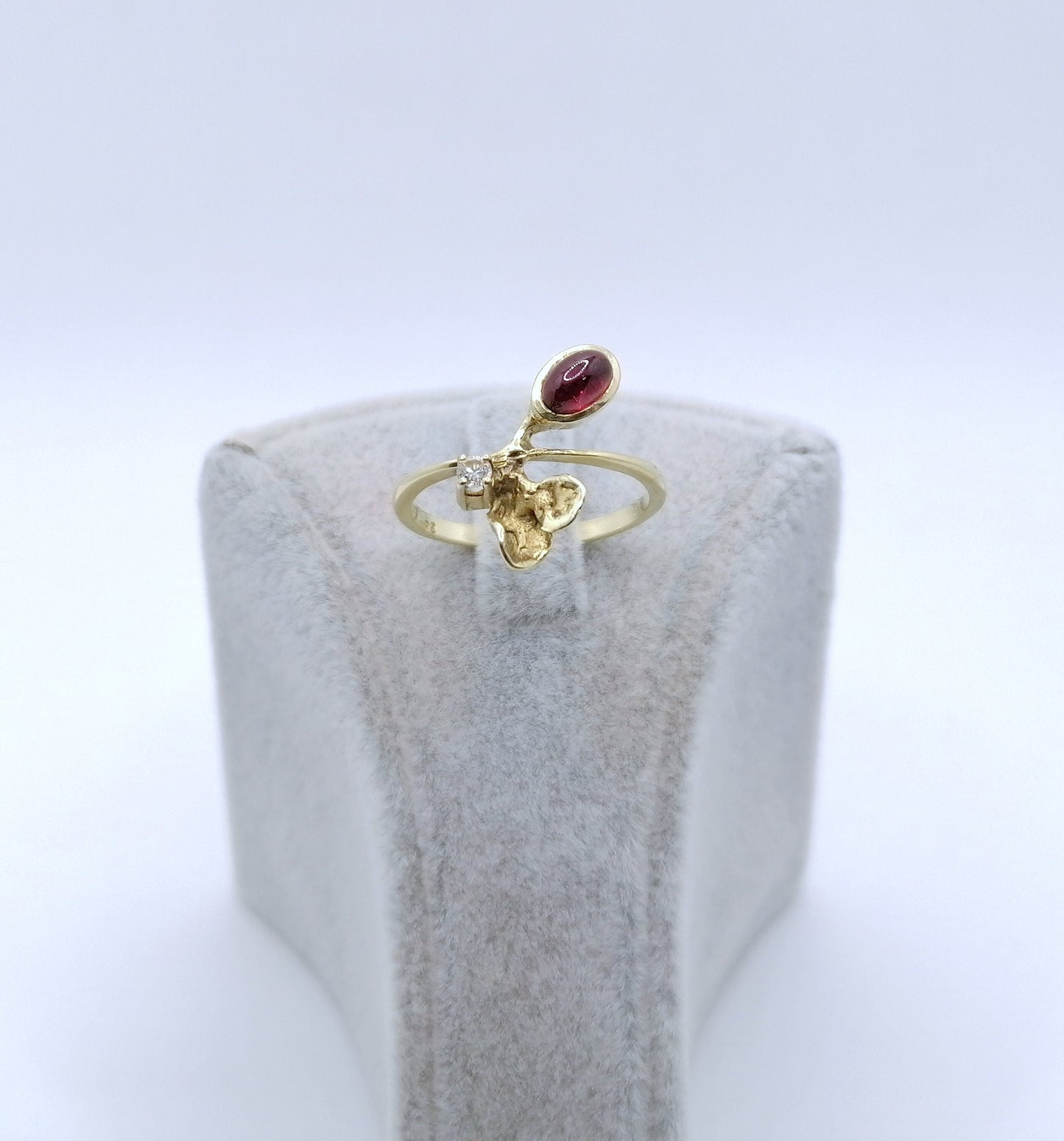 Ring Gold Tourmalin Cabochon und Brillanten Gr. 57