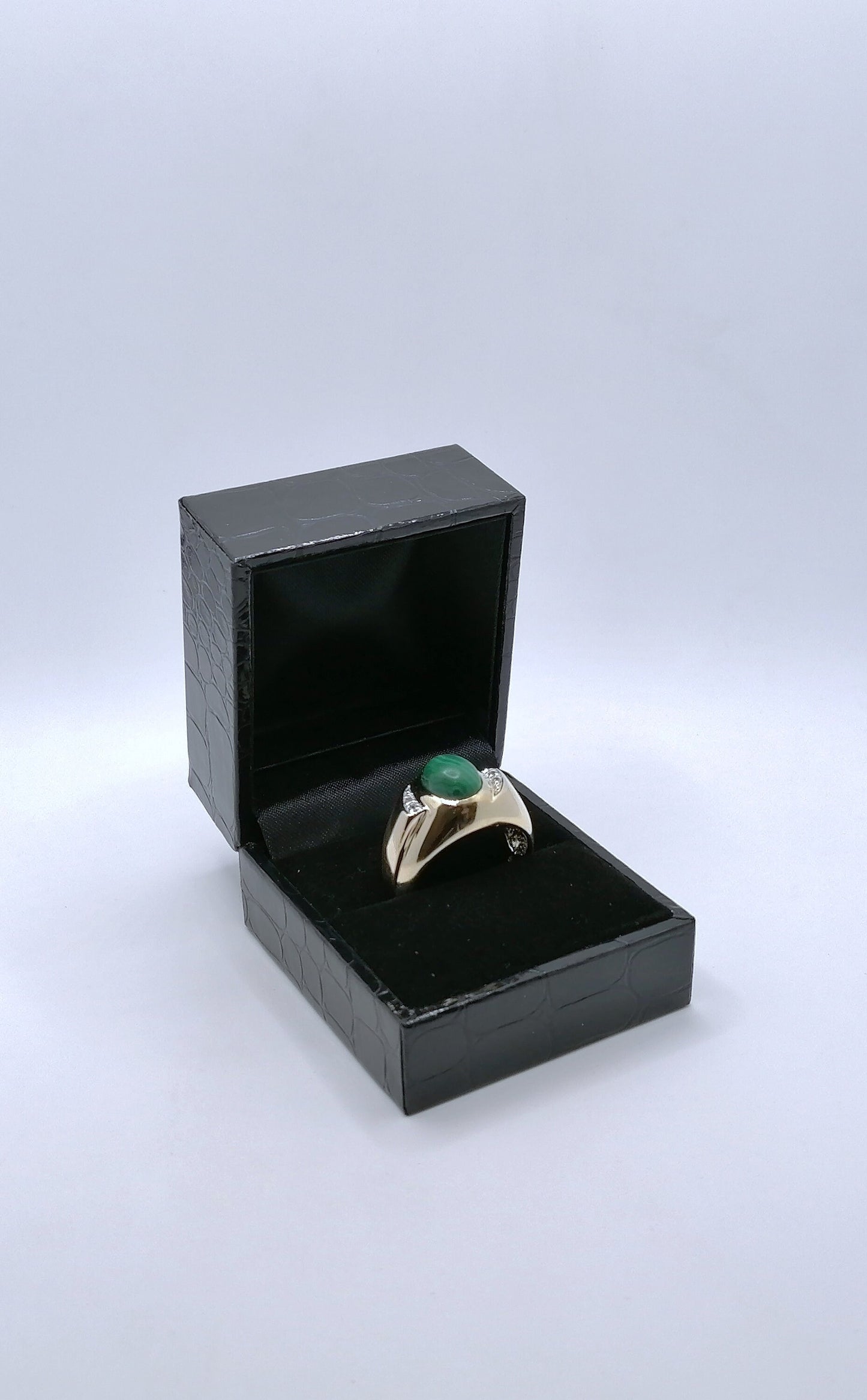 Ring Gold 375er mit Malachit und Diamantsplitter