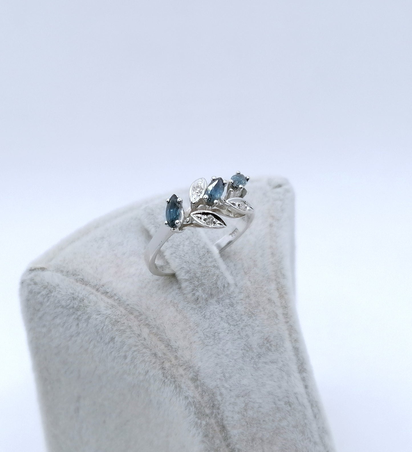 Ring Weißgold 585er mit Saphir und Diamanten