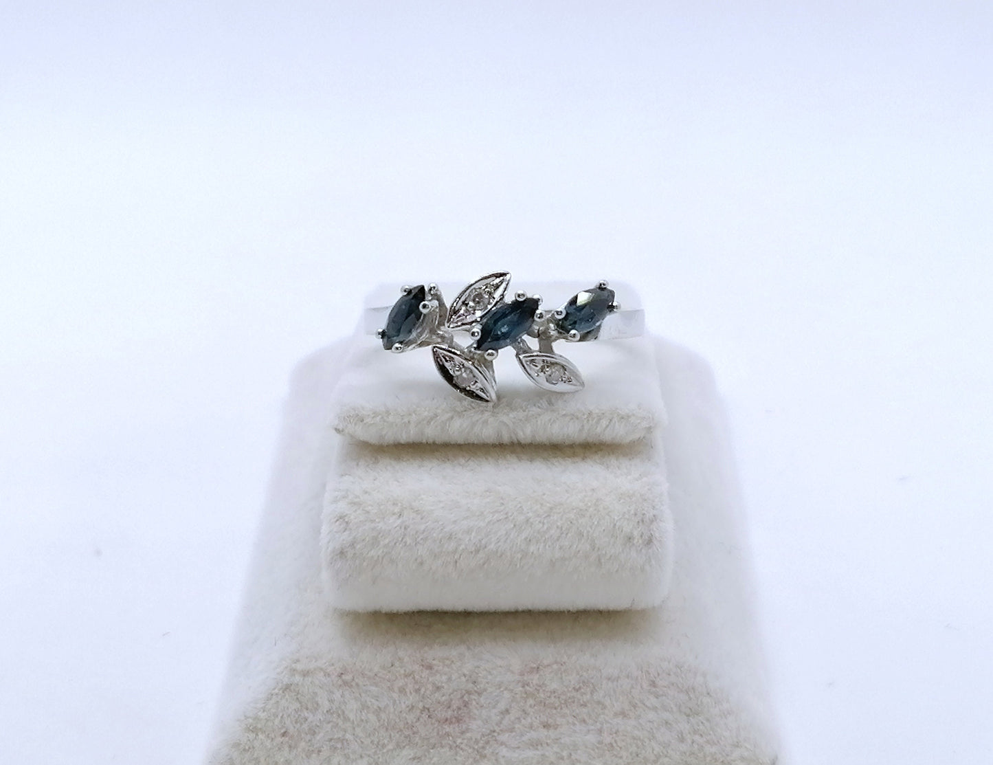 Ring Weißgold 585er mit Saphir und Diamanten