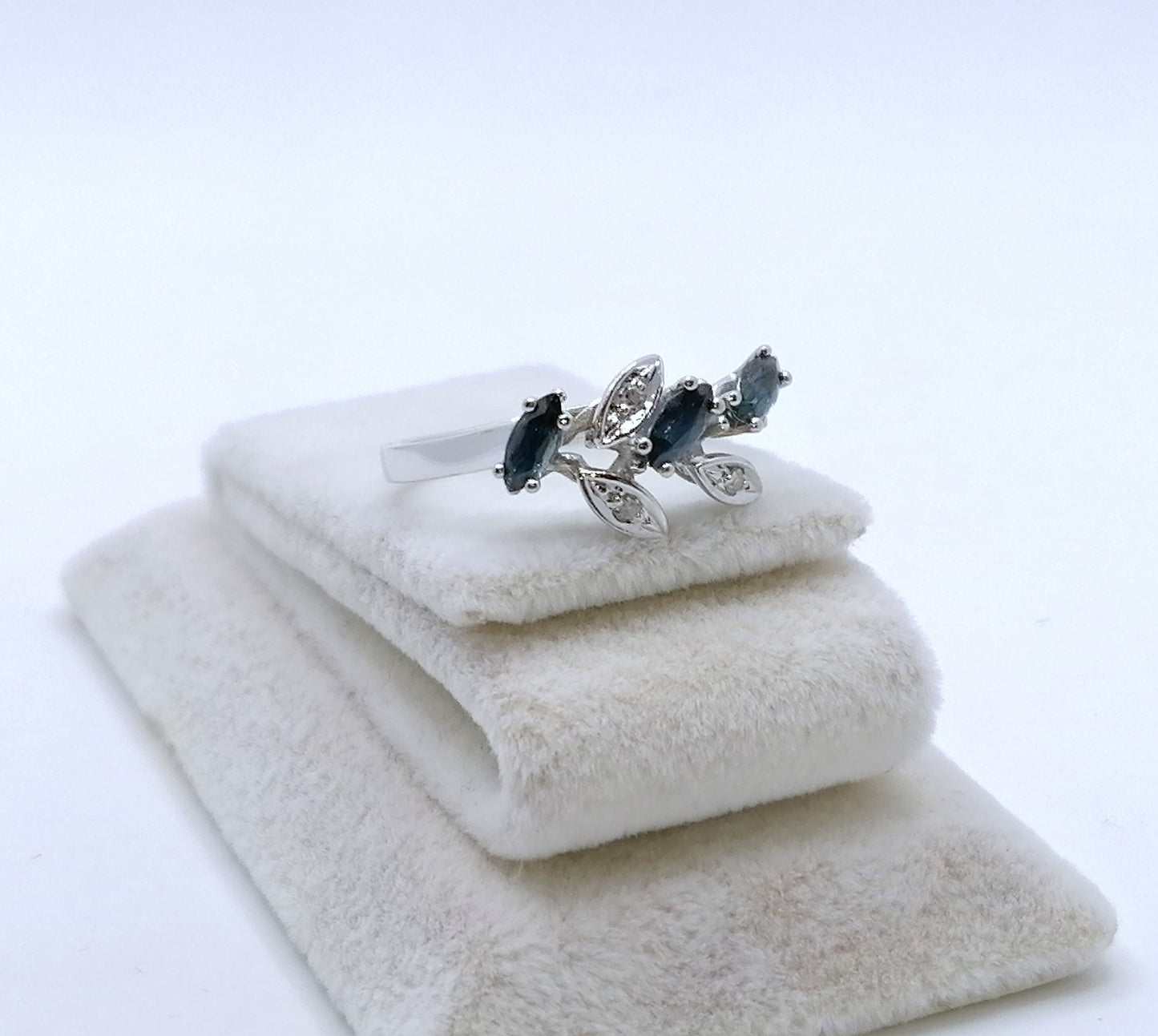 Ring Weißgold 585er mit Saphir und Diamanten