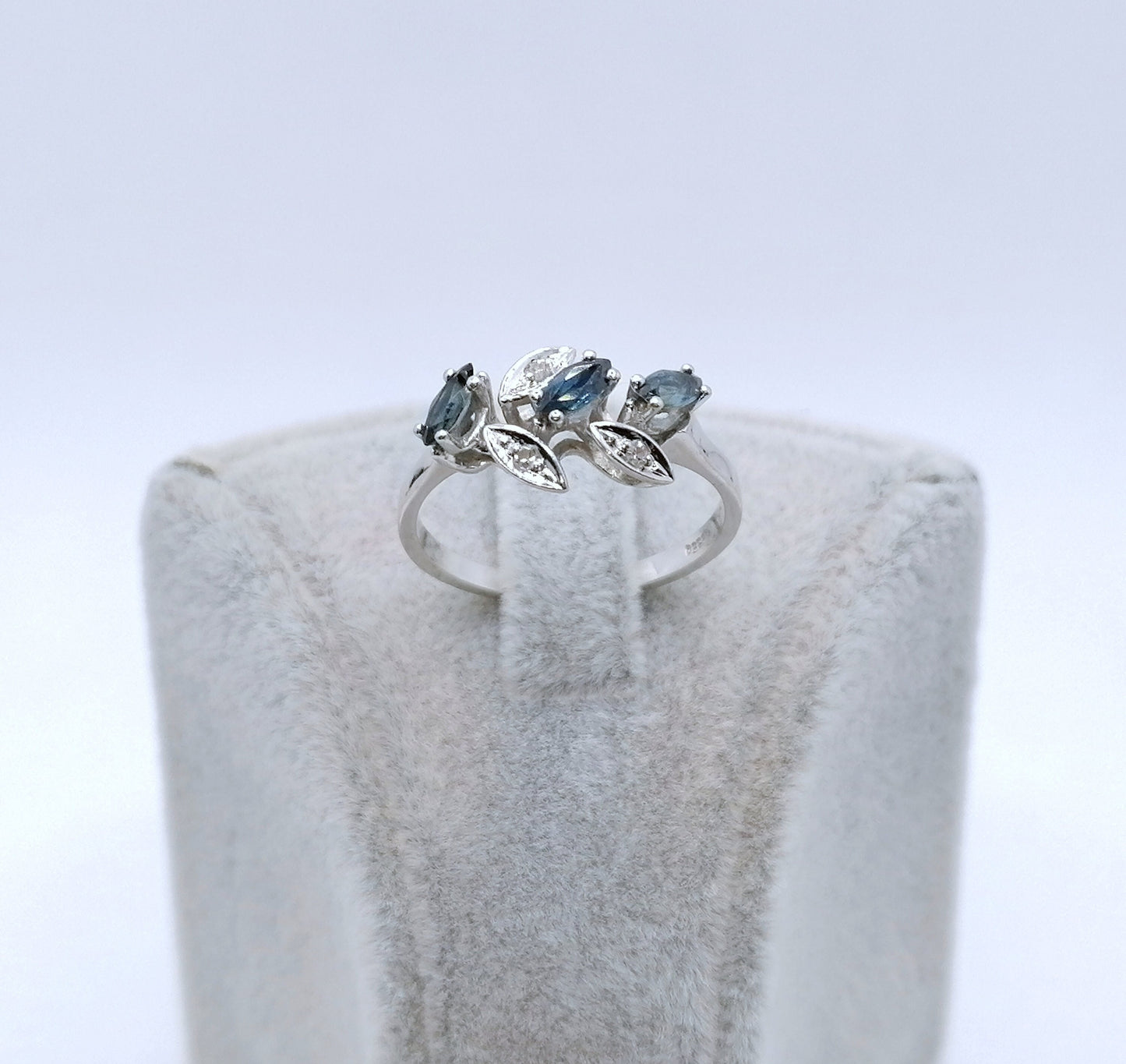 Ring Weißgold 585er mit Saphir und Diamanten