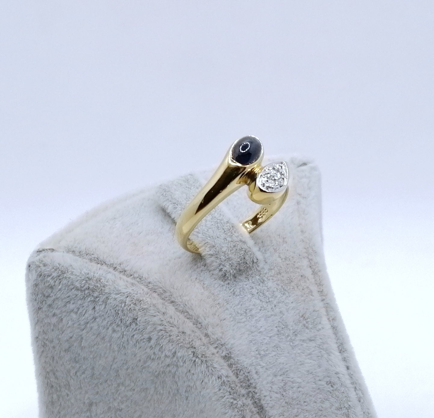Ring Gold 333er mit Saphir Cabochon und Diamantsplitter Gr. 53