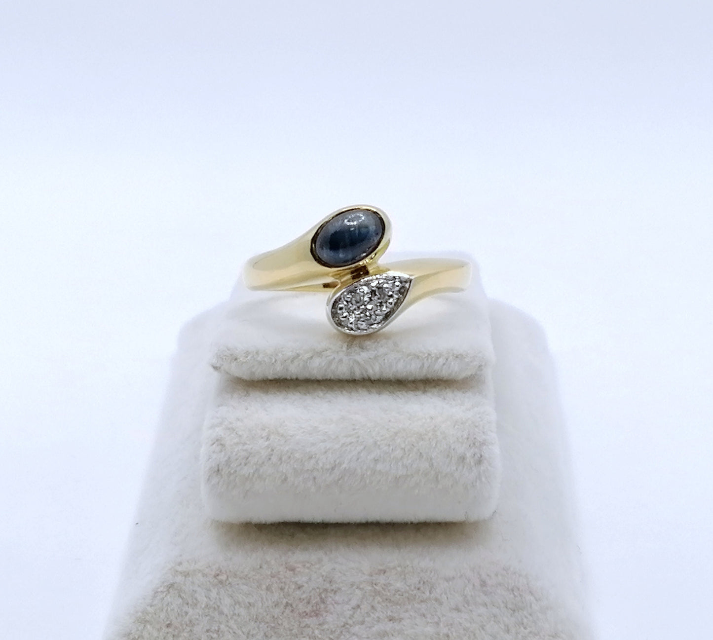 Ring Gold 333er mit Saphir Cabochon und Diamantsplitter Gr. 53