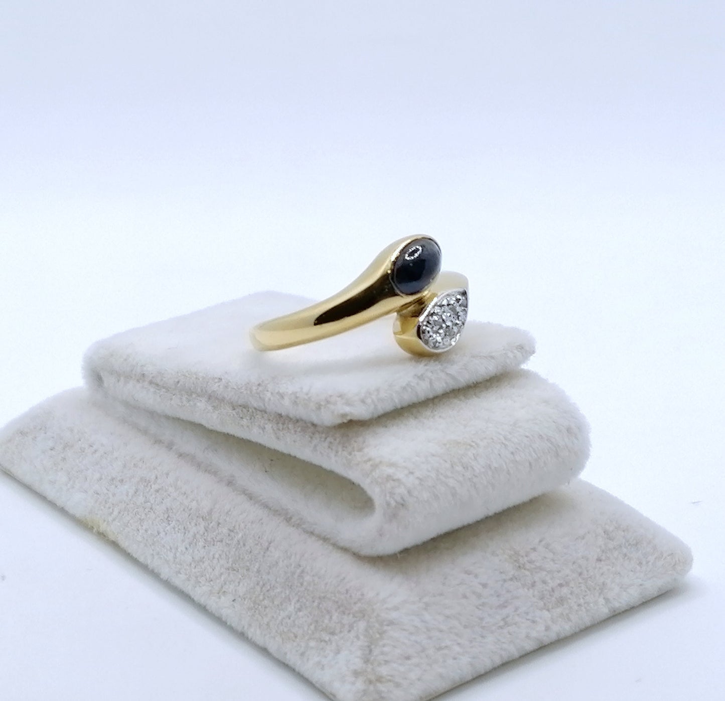Ring Gold 333er mit Saphir Cabochon und Diamantsplitter Gr. 53