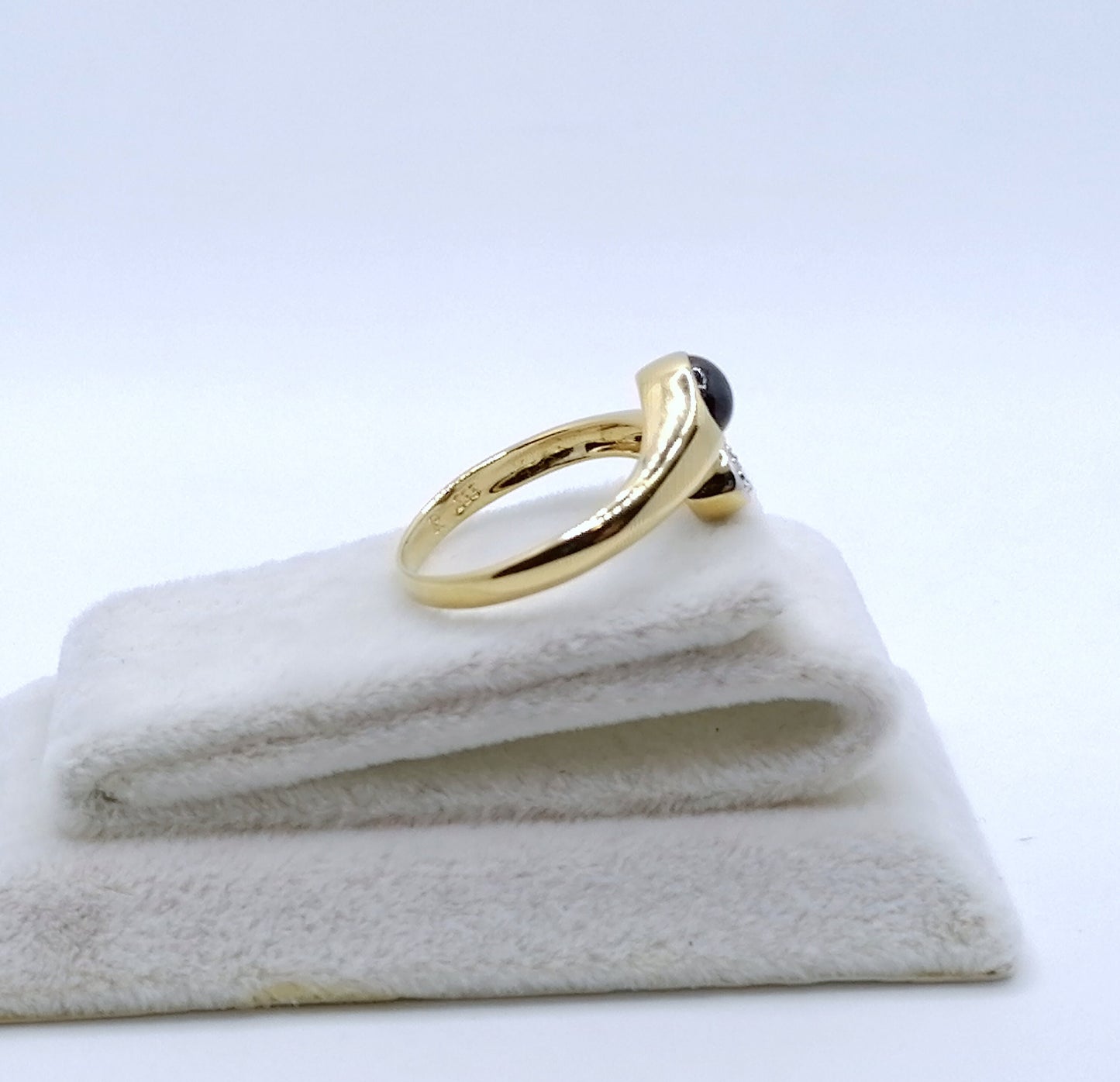 Ring Gold 333er mit Saphir Cabochon und Diamantsplitter Gr. 53