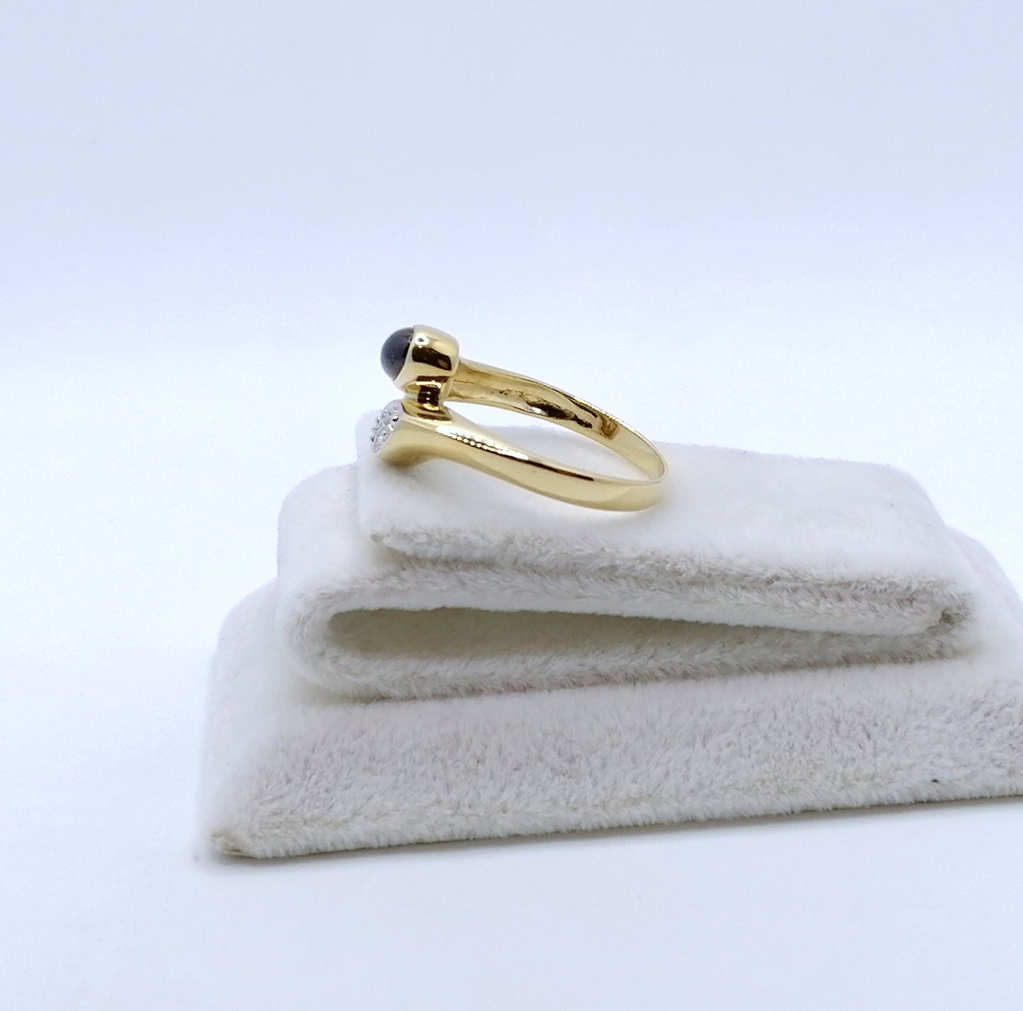 Ring Gold 333er mit Saphir Cabochon und Diamantsplitter Gr. 53