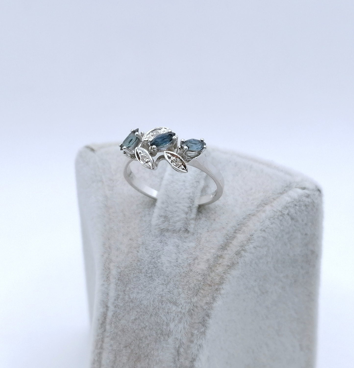Ring Weißgold 585er mit Saphir und Diamanten
