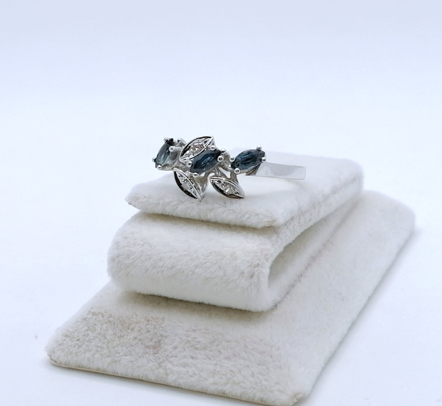 Ring Weißgold 585er mit Saphir und Diamanten