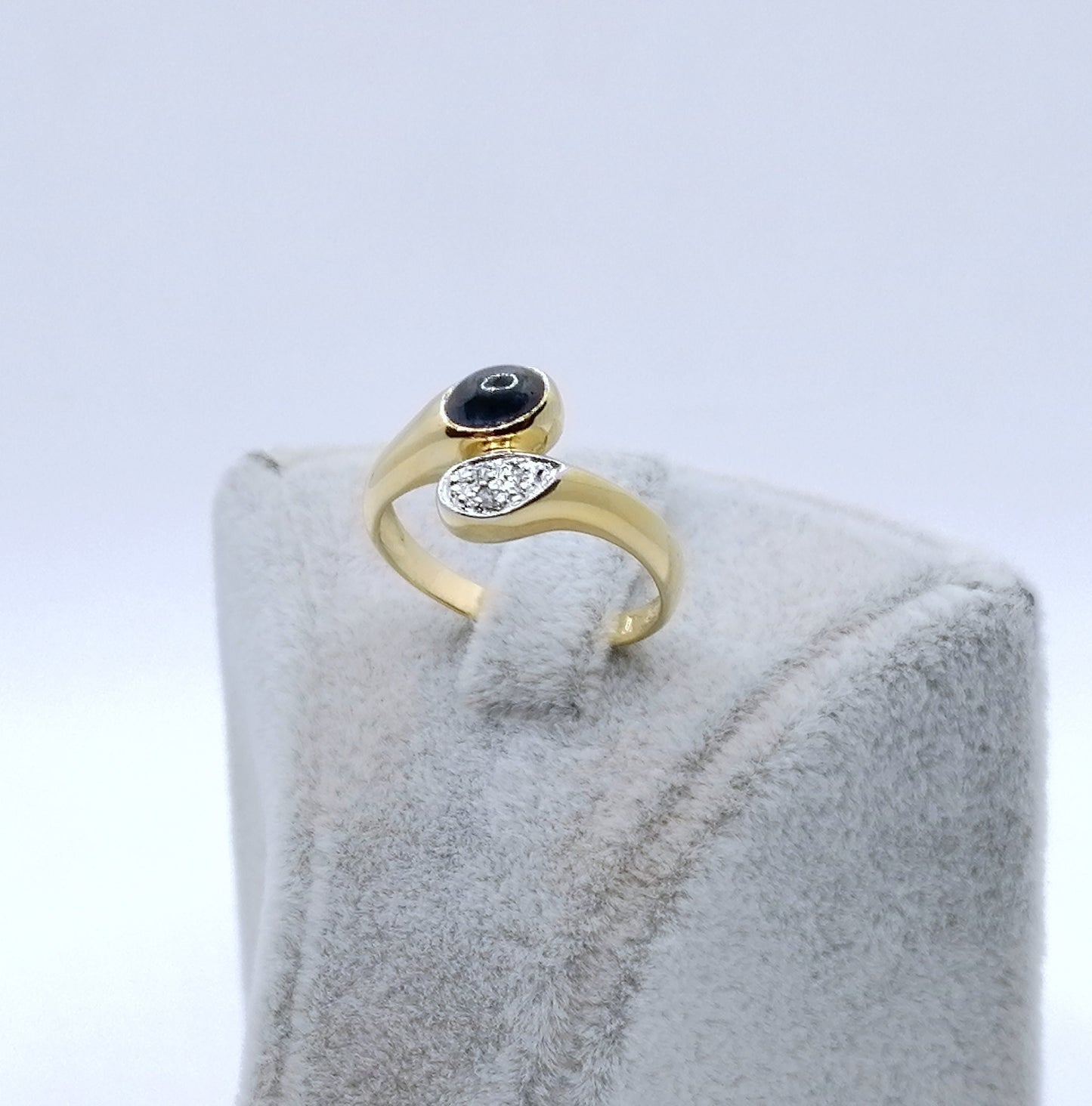 Ring Gold 333er mit Saphir Cabochon und Diamantsplitter Gr. 53