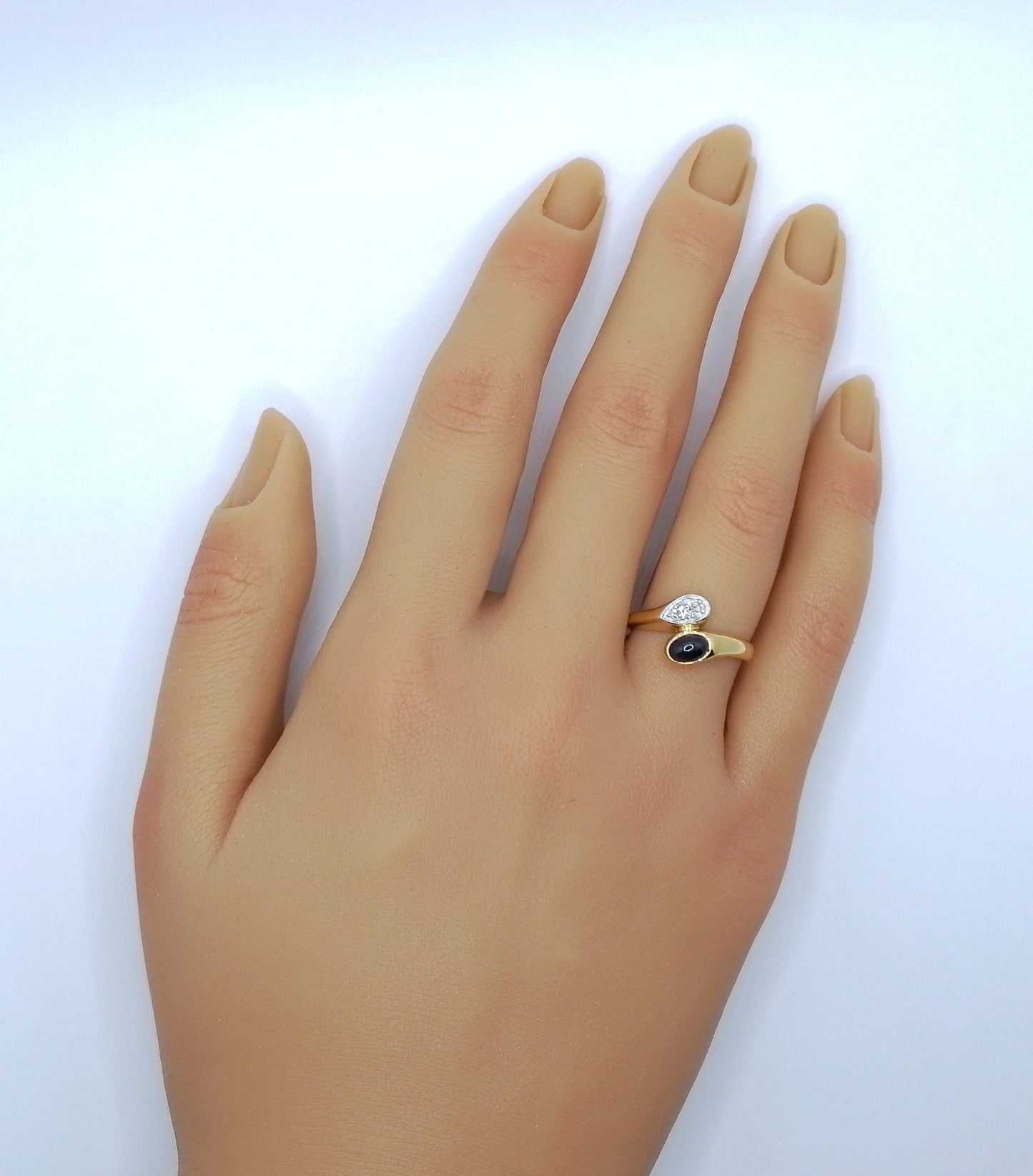 Ring Gold 333er mit Saphir Cabochon und Diamantsplitter Gr. 53