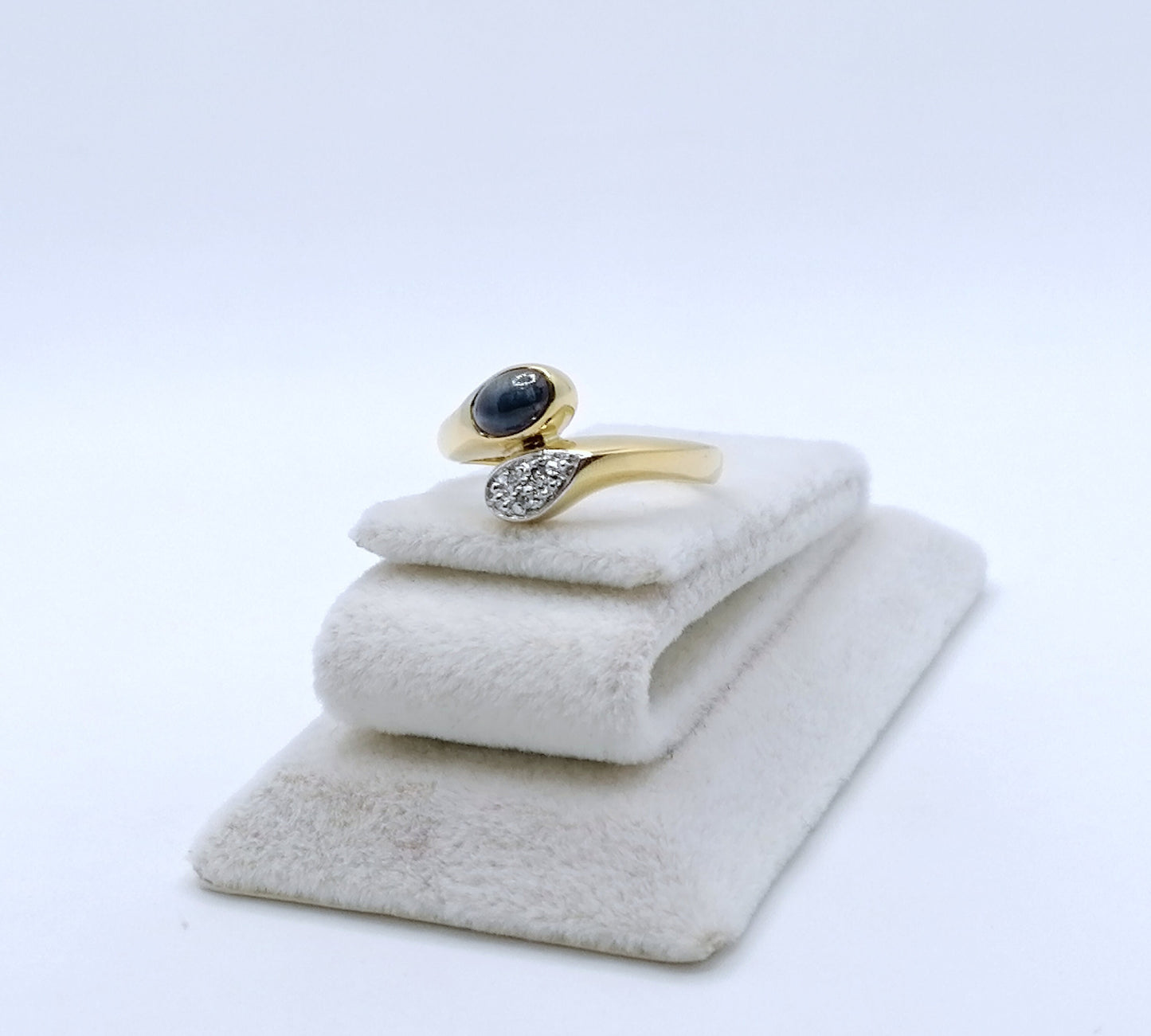 Ring Gold 333er mit Saphir Cabochon und Diamantsplitter Gr. 53