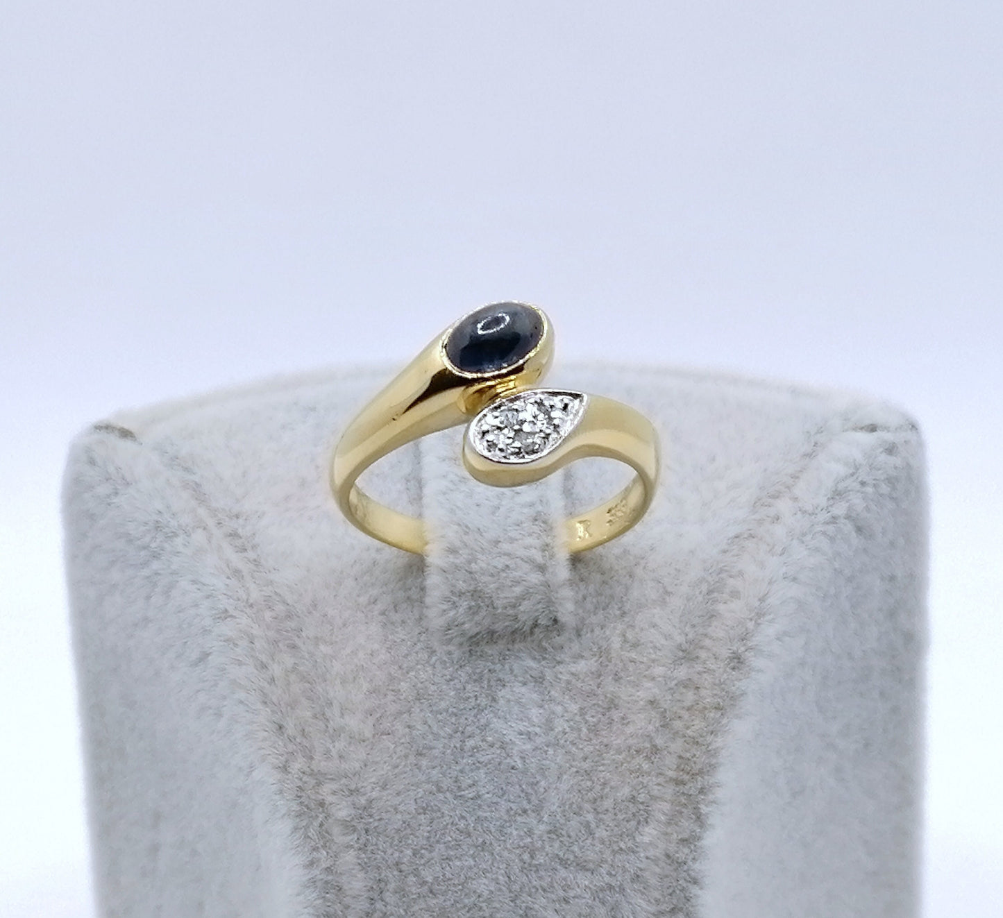 Ring Gold 333er mit Saphir Cabochon und Diamantsplitter Gr. 53