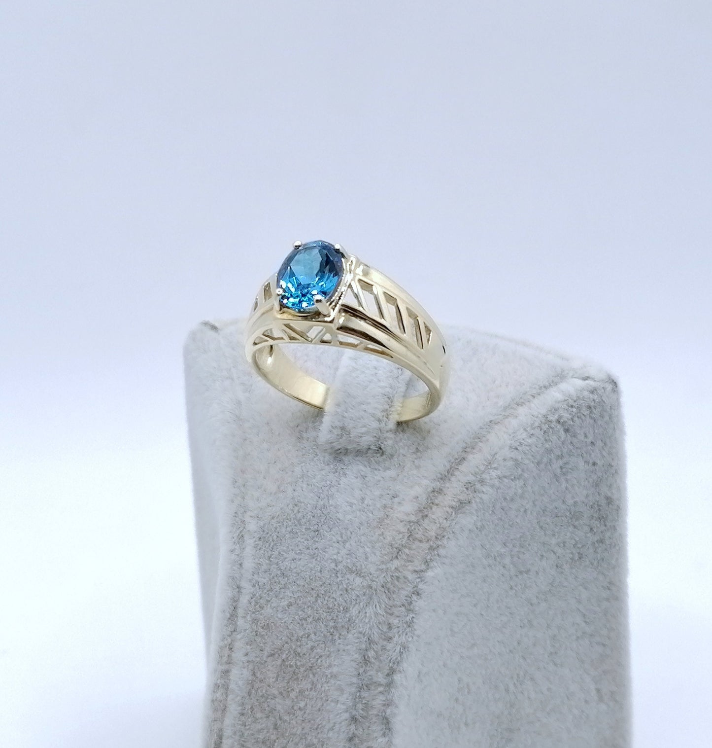 Ring Gold 375er mit blau Topas Gr. 63