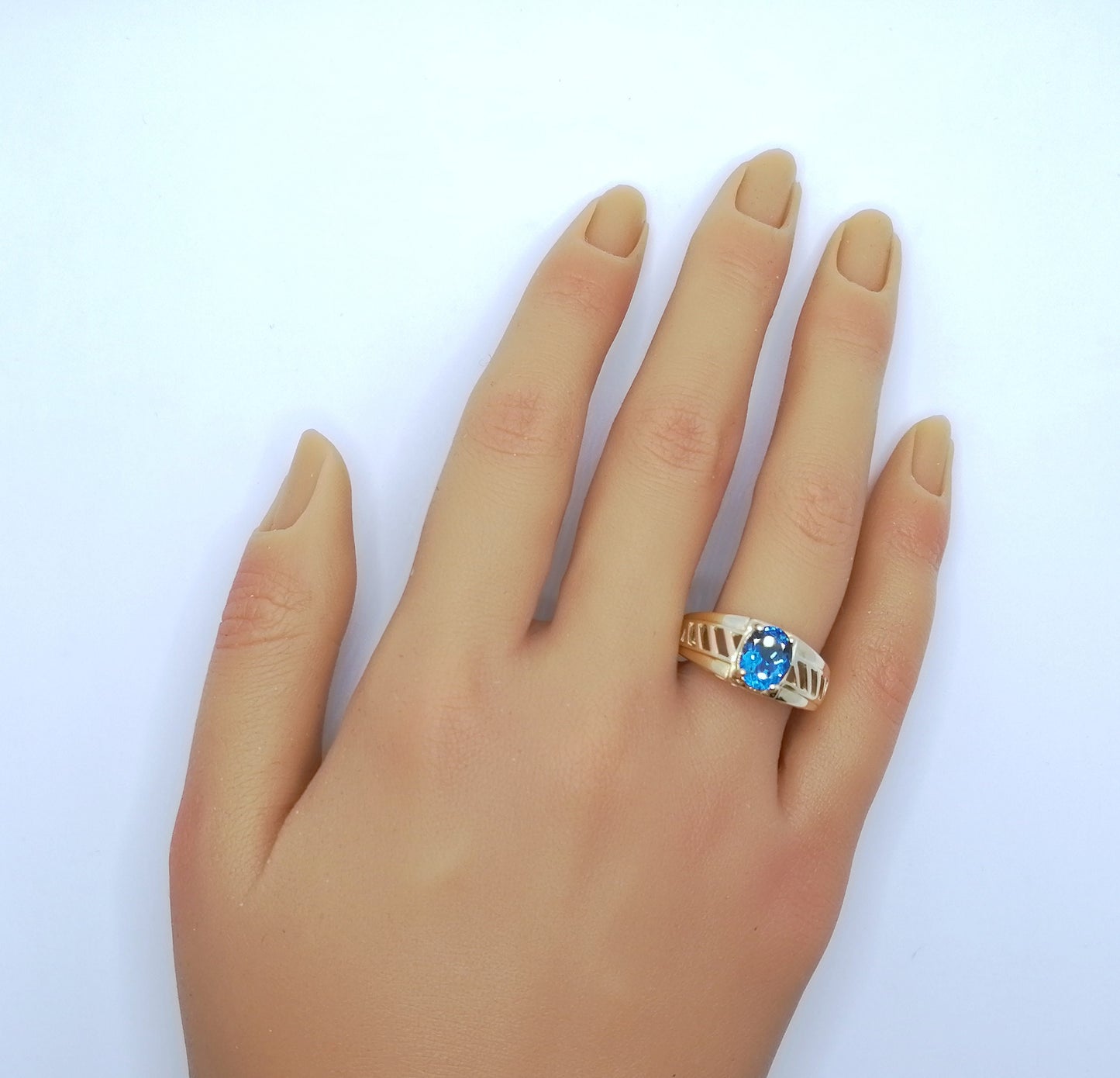 Ring Gold 375er mit blau Topas Gr. 63