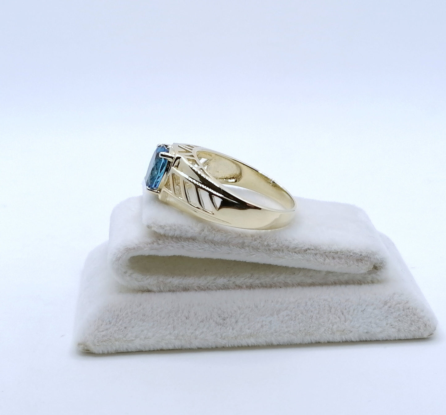 Ring Gold 375er mit blau Topas Gr. 63