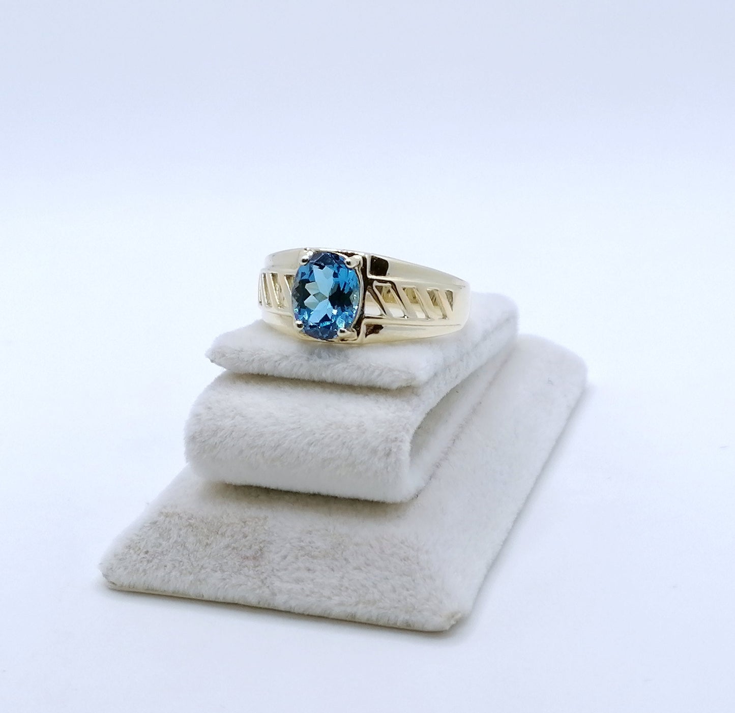 Ring Gold 375er mit blau Topas Gr. 63