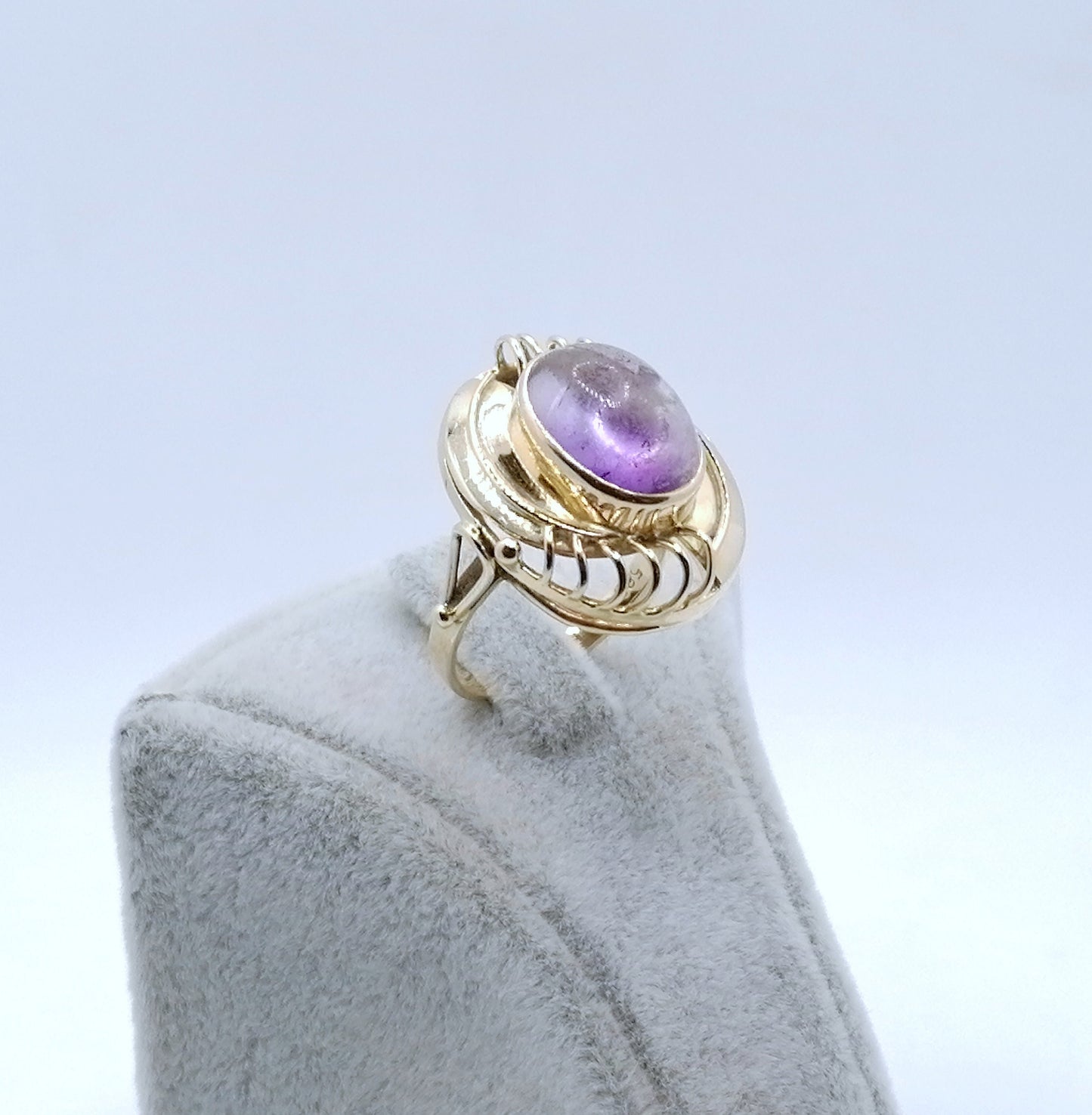 Ring Gold 585er mit Amethyst Cabochon prunkvoll Gr. 57